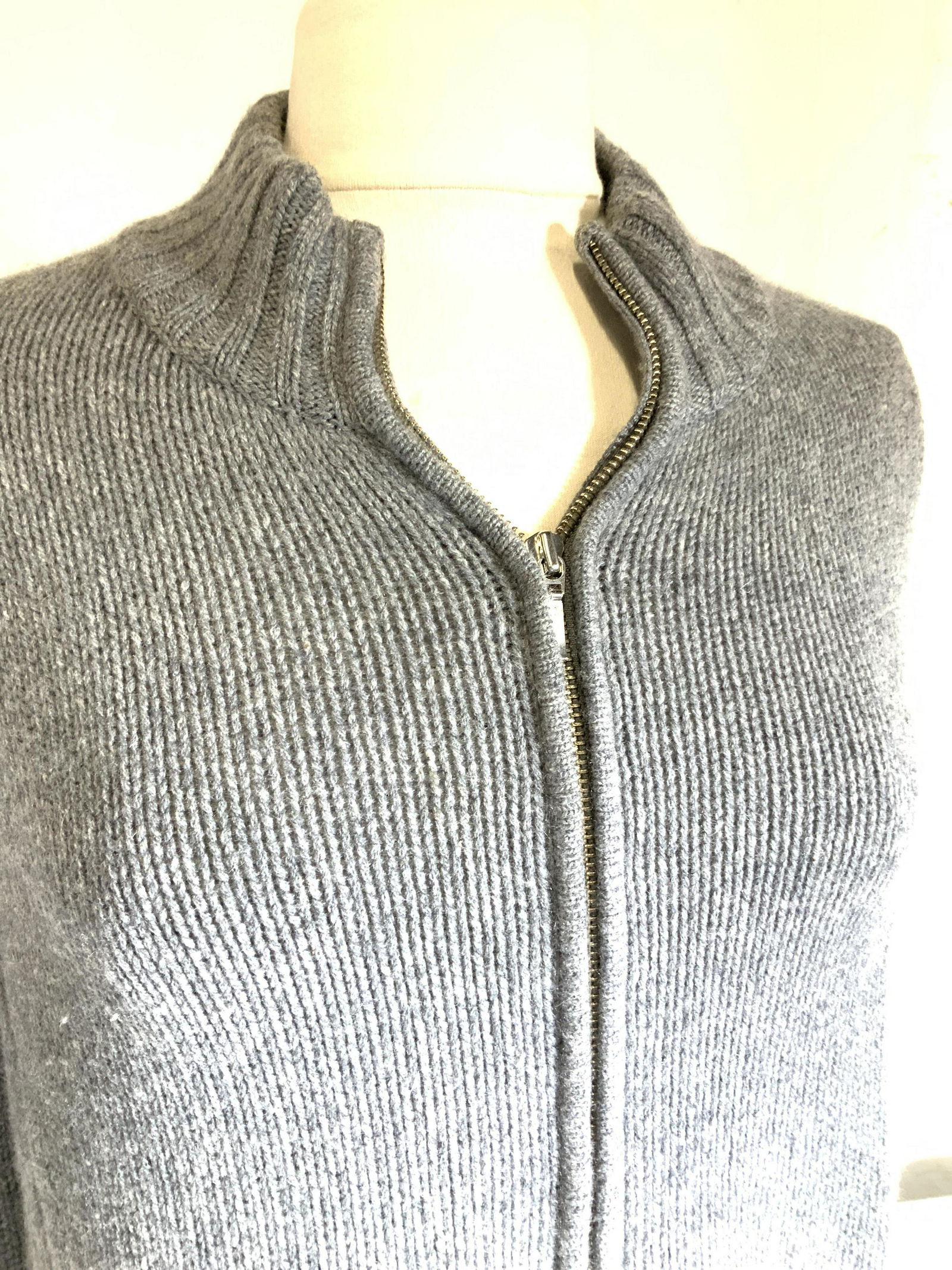 DESIGNER LXRI CASHMERE Zipper Sweater Jacket: Lovely Heather Grey, ribbed crew neck, wide cuff sleeves, Size XL, soft hand, CASHMERE, double zipper. 23 in. Long. Ladies Wearables, Vintage Luxury Fashion, Knitwear, Luxury Designer women’s Clothi