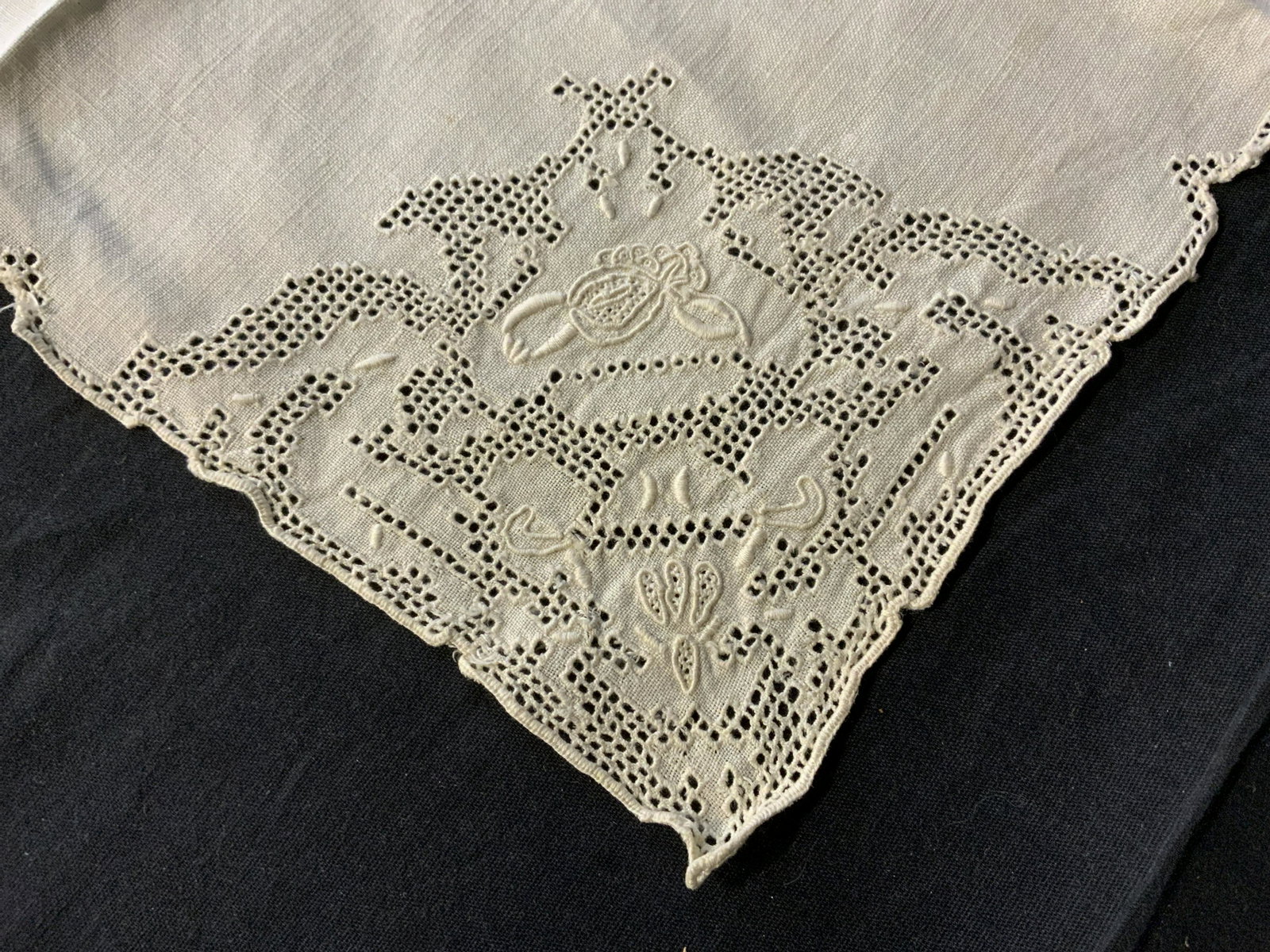 Set 6 Embroidered Vintage Napkins: Set 6 Embroidered Vintage Napkins, no apparent inscriptions or labels, all measure 16 1/2 x 15 3/4 inches, wear consistent with vintage condition, Set, embroidery, vintage, napkin, tableware, cloth, t