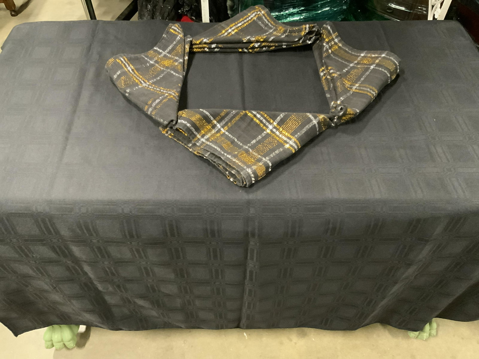 Group Lot 13 Collectible TABLE LINENS: Black and metallic table linens, great for upcoming holidays. Matching thick linen and metallic table placemats(6) and square table napkins (4) or these can be use as a table decoration over table clo