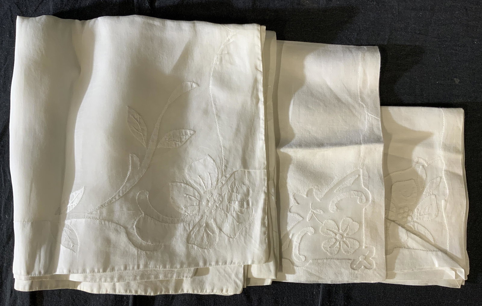 Set 5 Vintage Linens & Tablecloth: Set 5 Vintage Linens & Tablecloth, no apparent inscriptions or labels, all have been cleaned ironed and pressed, linens measure 13 7/8 x 13 1/2 inches, tablecloth measures 40 3/4 x 41 7/8 inches, wear