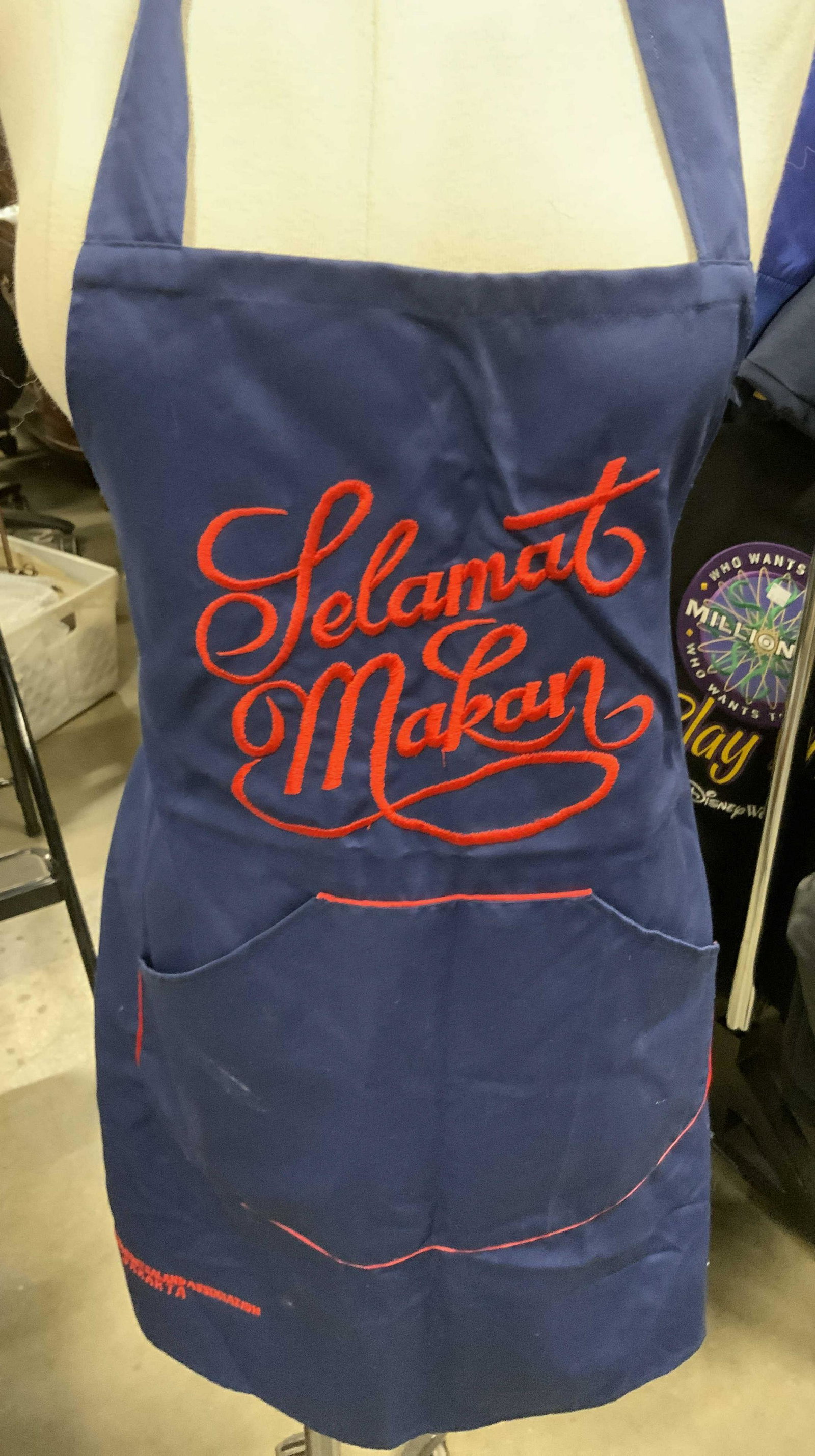 Lot 4/Collectible COOKING Aprons, Cooking Hat: Heavy Cotton Apron, white with red trim, reads Kiss the Cook, large center pocket. Lightweight navel blue apron from the Australian New Zealand Ass Jakarta, reads selamat Mayan, center pocket access f