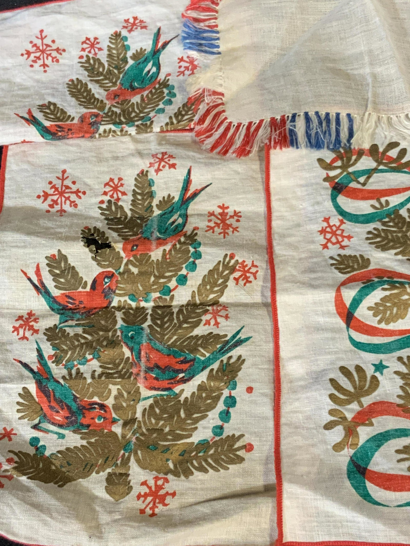 Lot29 Vintage Embroidered, Crocheted Table Linens: 29 pieces of table linens. Linens are varied. Embroidered, crocheted, fringe, and pierced linen designs. Some white linens have Pier One tags attached, possibly never used. Some linens possess mild di