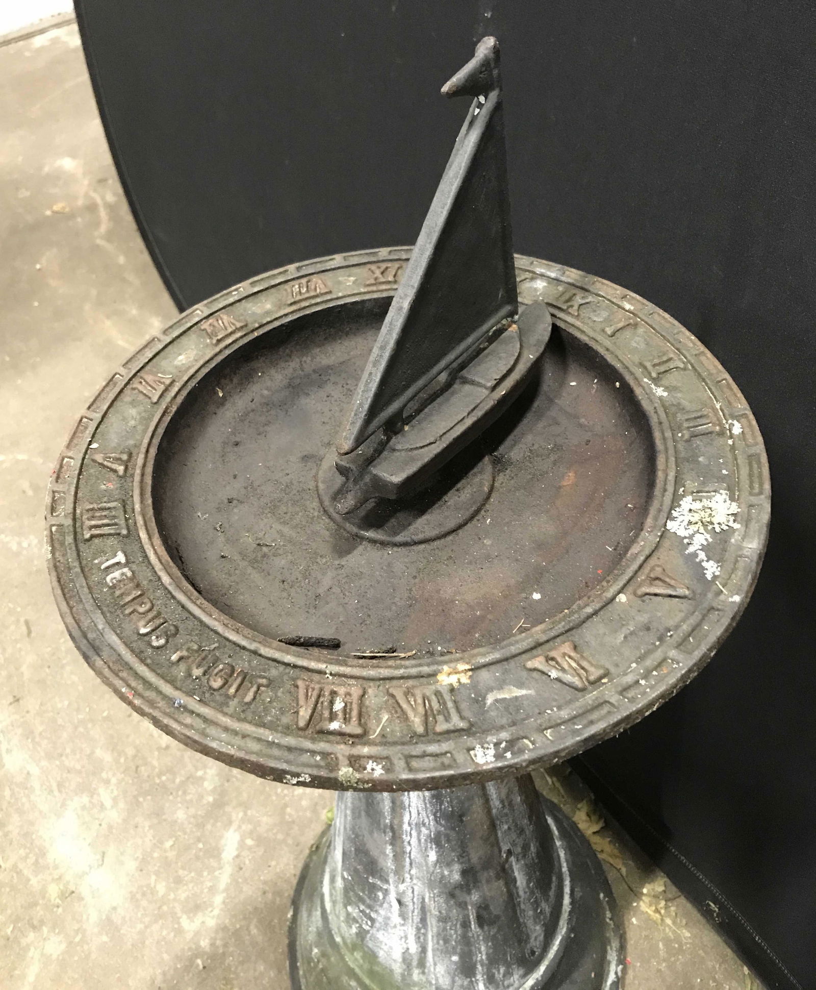Vntg Art Deco Cast Iron Sun Dial Garden Ornament: Vintage Art Deco sundial. Gnomon/shadow caster resembles a sail boat. Sundial is crafted from cast iron, possibly antique. Dial plate reads TEMPUS FUGIT, translates to time flies. Measures approx 32 i