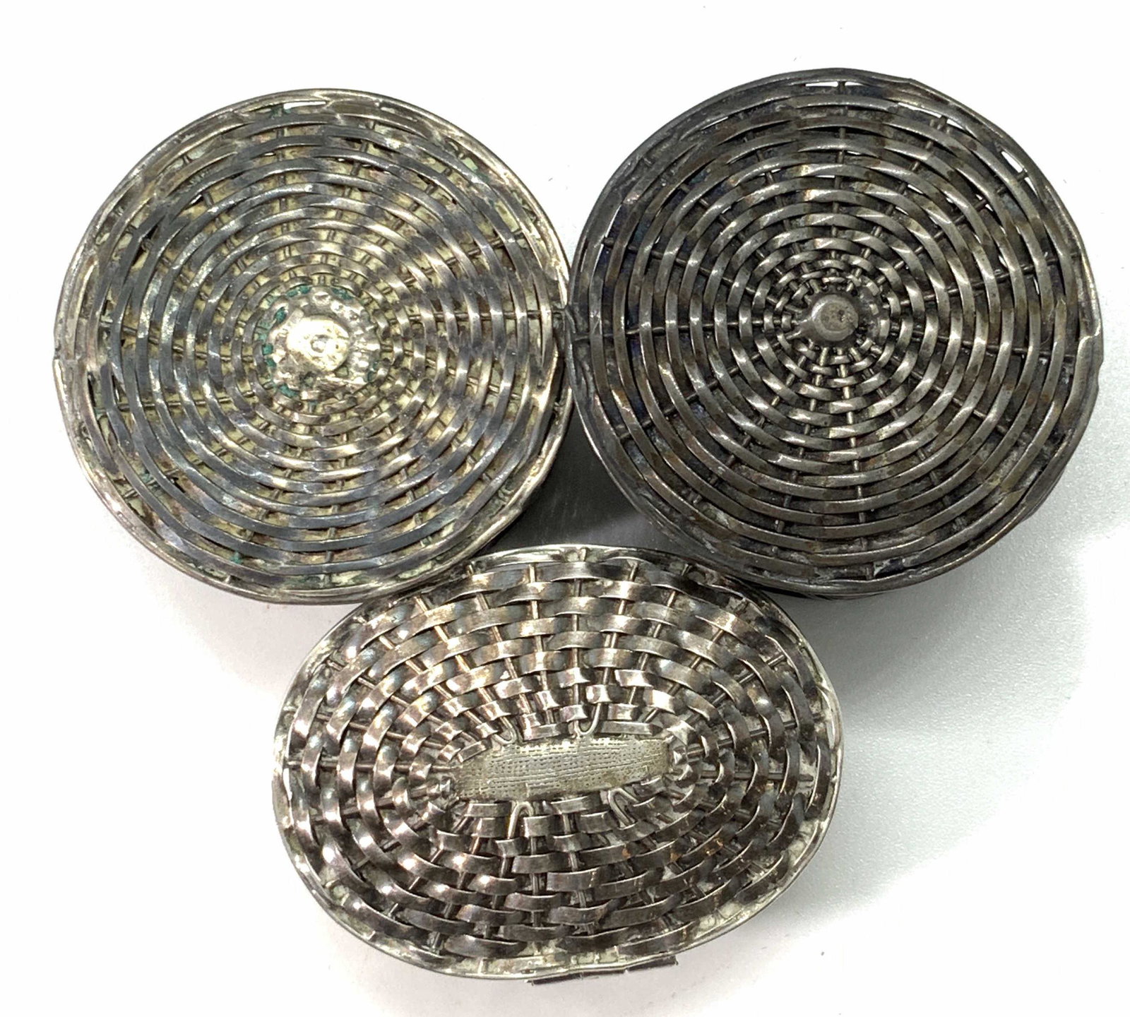 Lot3 Vntg Mexican Sterling Basket Form Pill Boxes: Three vintage Mexican sterling silver pill cases. All three pieces are signed / marked for Mexican sterling silver, 925. The undersides and the interior undersides possess the signatures / hallmarks. 