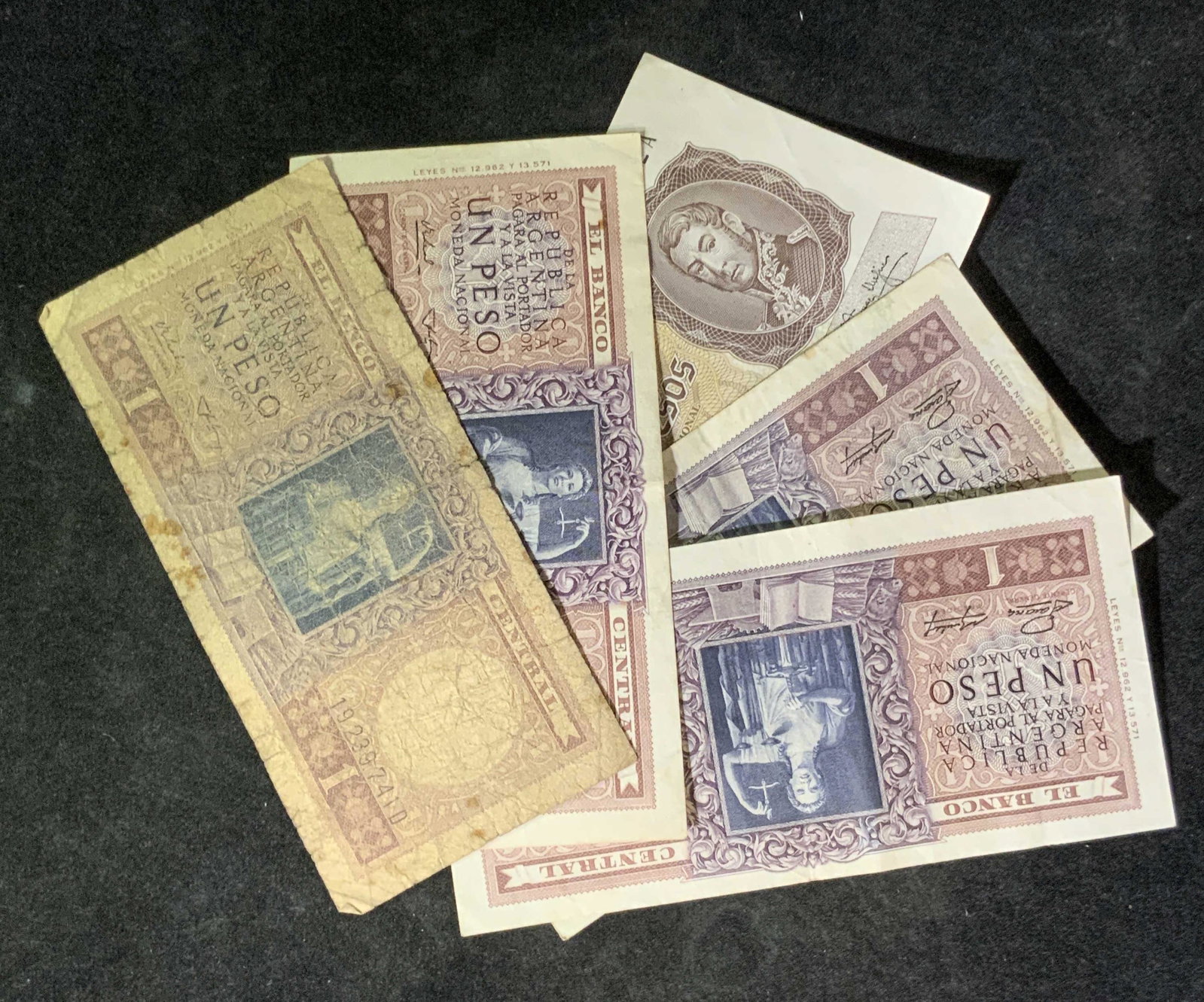 Lot 4 Vintage Republic Argentina Pesos, Un & Cinco: Four Vintage Republic Argentina banknotes. Pesos are Un and Cinco. Three depict woman holding a justice scale and sword on the obverse. Another depicts General Belgrano. On some banknotes the reverse 