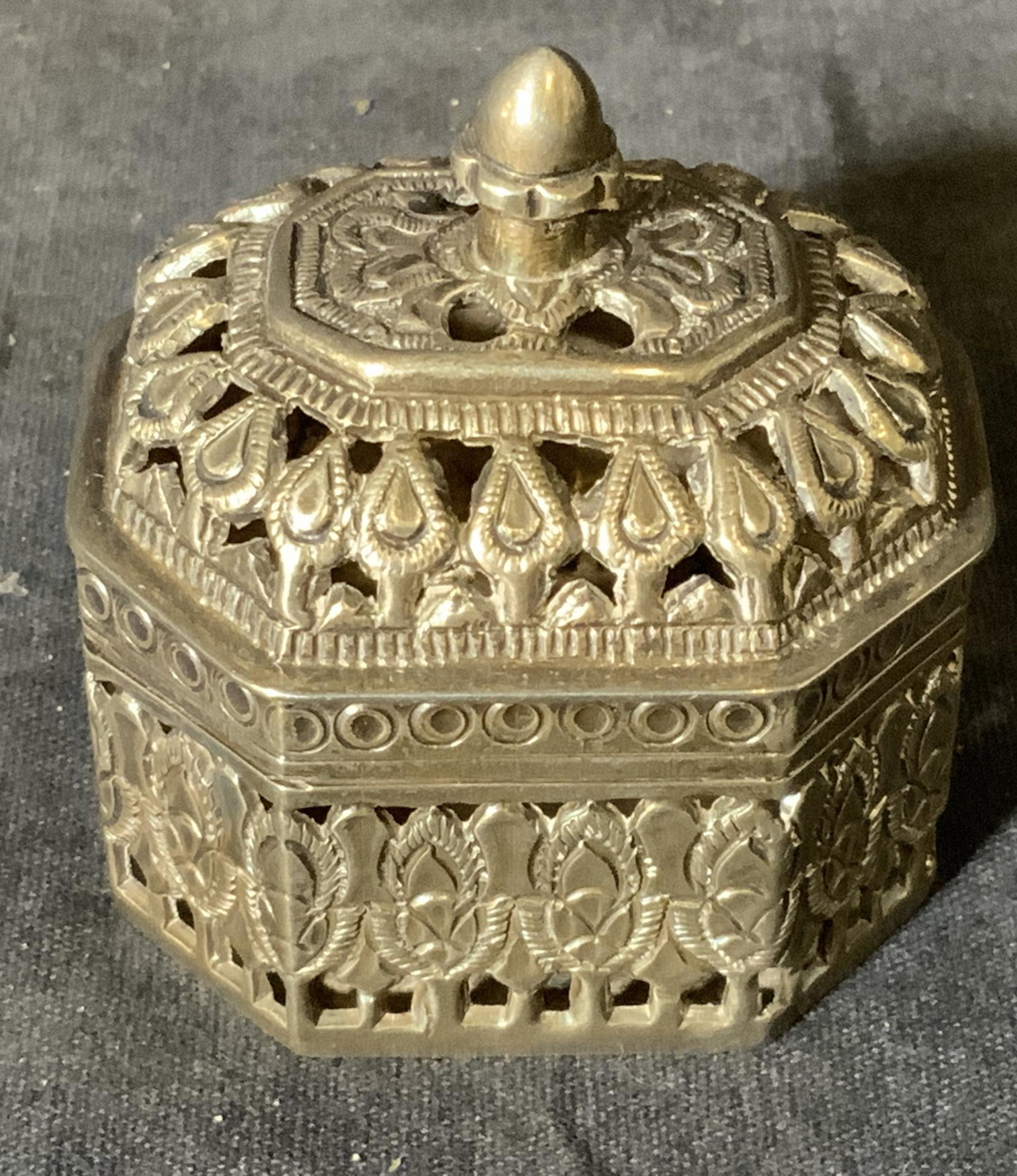 Antique Sterling Silver Lidded Trinket Box: Antique sterling silver lidded trinket box, stamp to underside reads 925, box has a floral and diamond like design to its surface, box measures 2.25 inches tall and weighs 97 grams, overall in good co