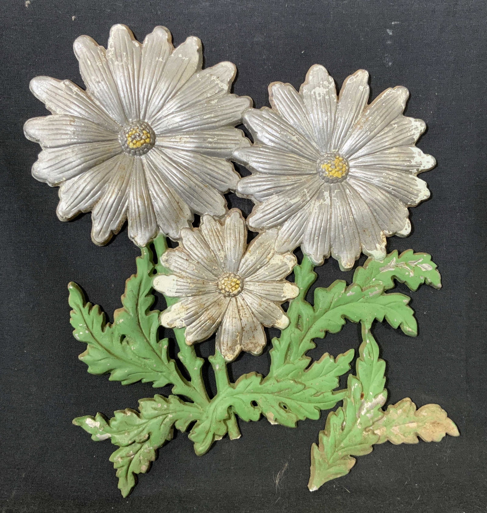 Vintage SEATON Daisy Wall Hanging 1975: Vintage SEATON Daisy Wall Hanging 1975, inscription to reverse reads ‘SEATON 5000 1975 USA’, measures 12 1/4 x 10 3/4 inches, some losses to metal and pigment, Vintage, daisy, flower, SEATON, Gard