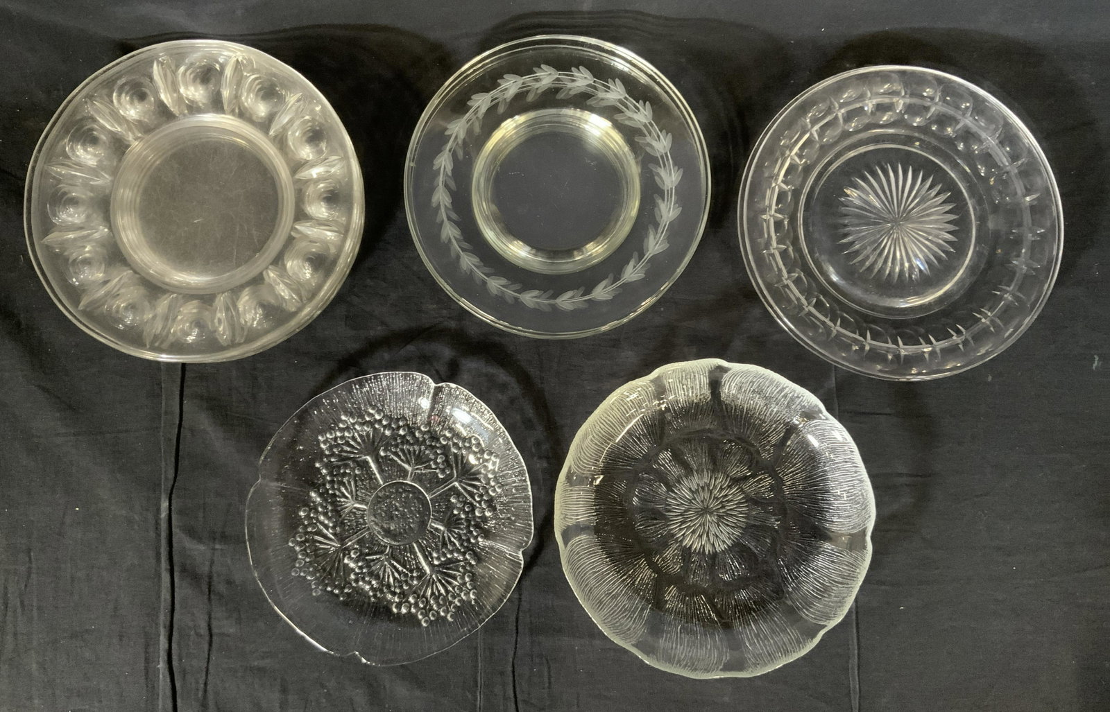 Lot 14 Glass Plates, STUART ENGLAND & More: Lot 14 Glass Plates, STUART England & More, inscriptions read ‘Stuart London’ and ‘Arcoroc France’, smaller plates measure 8 inches in diameter, largest plate measures 8 5/8 inches in diameter
