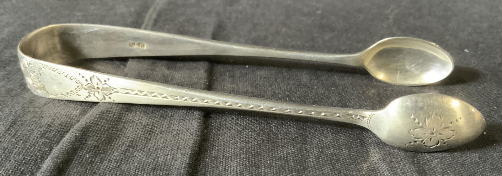 Vintage CHARLES STUART HARRIS Sterling Sugar Tongs: Vintage CHARLES STUART HARRIS Sterling Sugar Tongs, possibly antique, mark present, inscription reads ‘CSH’, measure 4 5/8 inches long, weight: ,78 ozt, some surface wear but overall in good condi