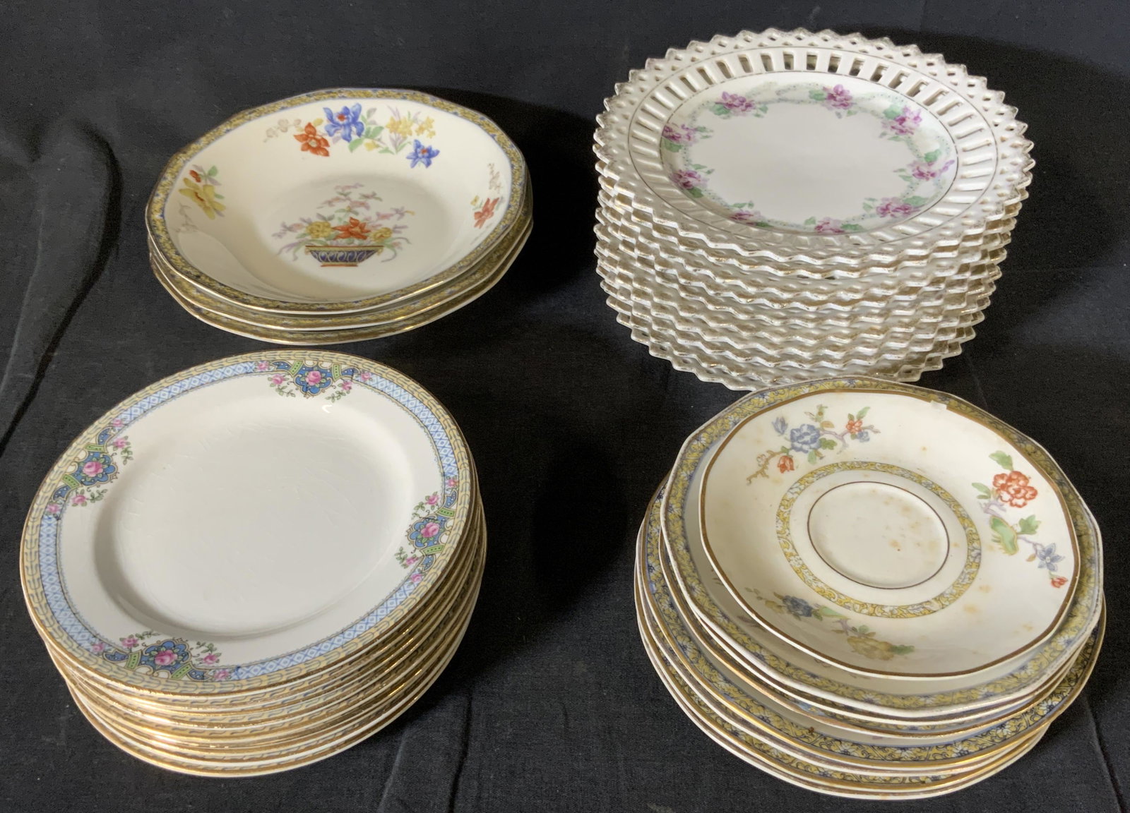 Lot 29 Porcelain Plates, Haviland Limoges & More: Lot 29 Porcelain Plates, Haviland Limoges & More, stamps to base read ‘Theodore HAVILAND France Limoges Ganga’, ‘Carrollton H China’, smallest plates measures 4 3/4 inches in diameter, largest