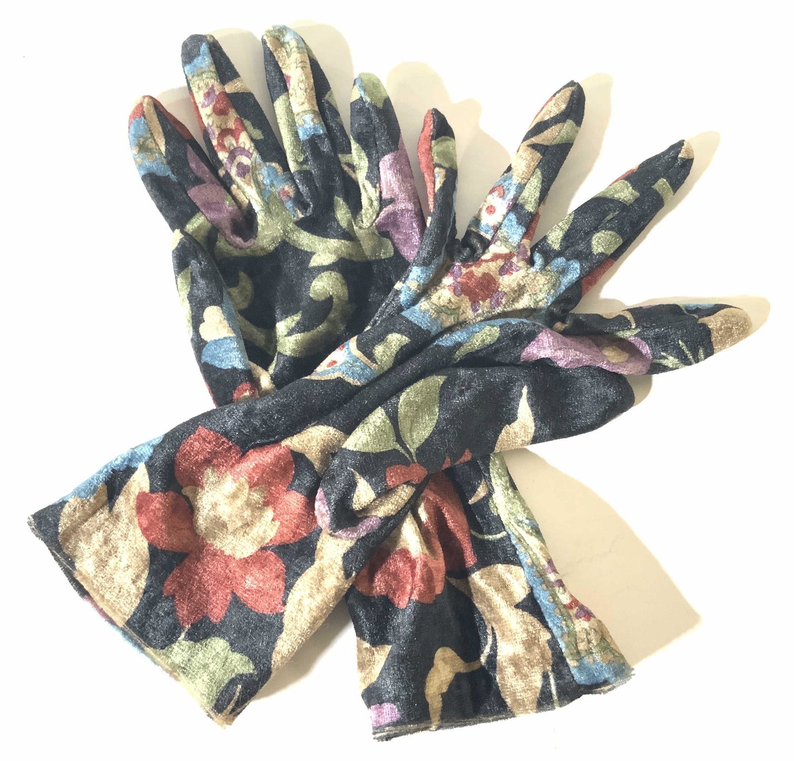 Lot 6 ARIS, MADOVA, More Ladies Fashion Gloves: Six gloves of various coloring and design. Black, red, blue, green, and more colorful tones in this lot. Some gloves are crafted from leather, some are lined with silk. Others are blend fabrics. Longe