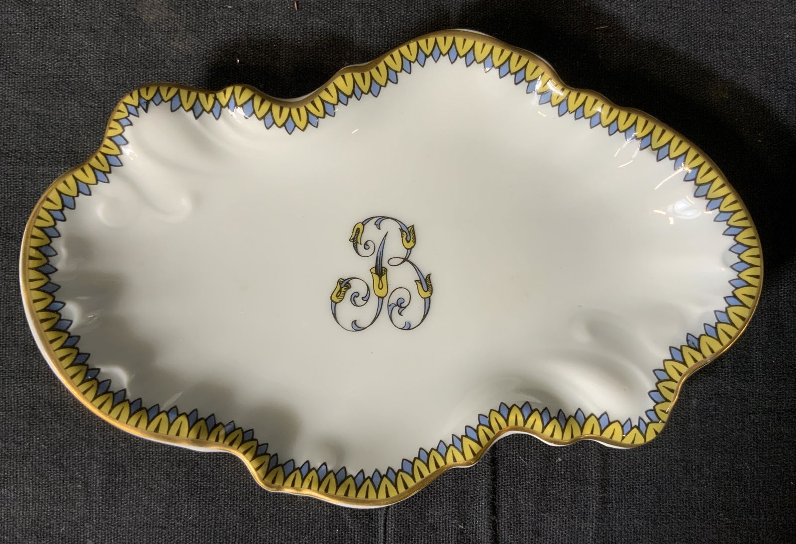HAVILAND LIMOGES Porcelain Trinket Dish: HAVILAND LIMOGES Porcelain Trinket Dish, inscriptions read ‘Haviland Limoges France’ and ‘B’, measures 5 1/2 inches at widest point, comes in original box with wine rafting card from the Brist