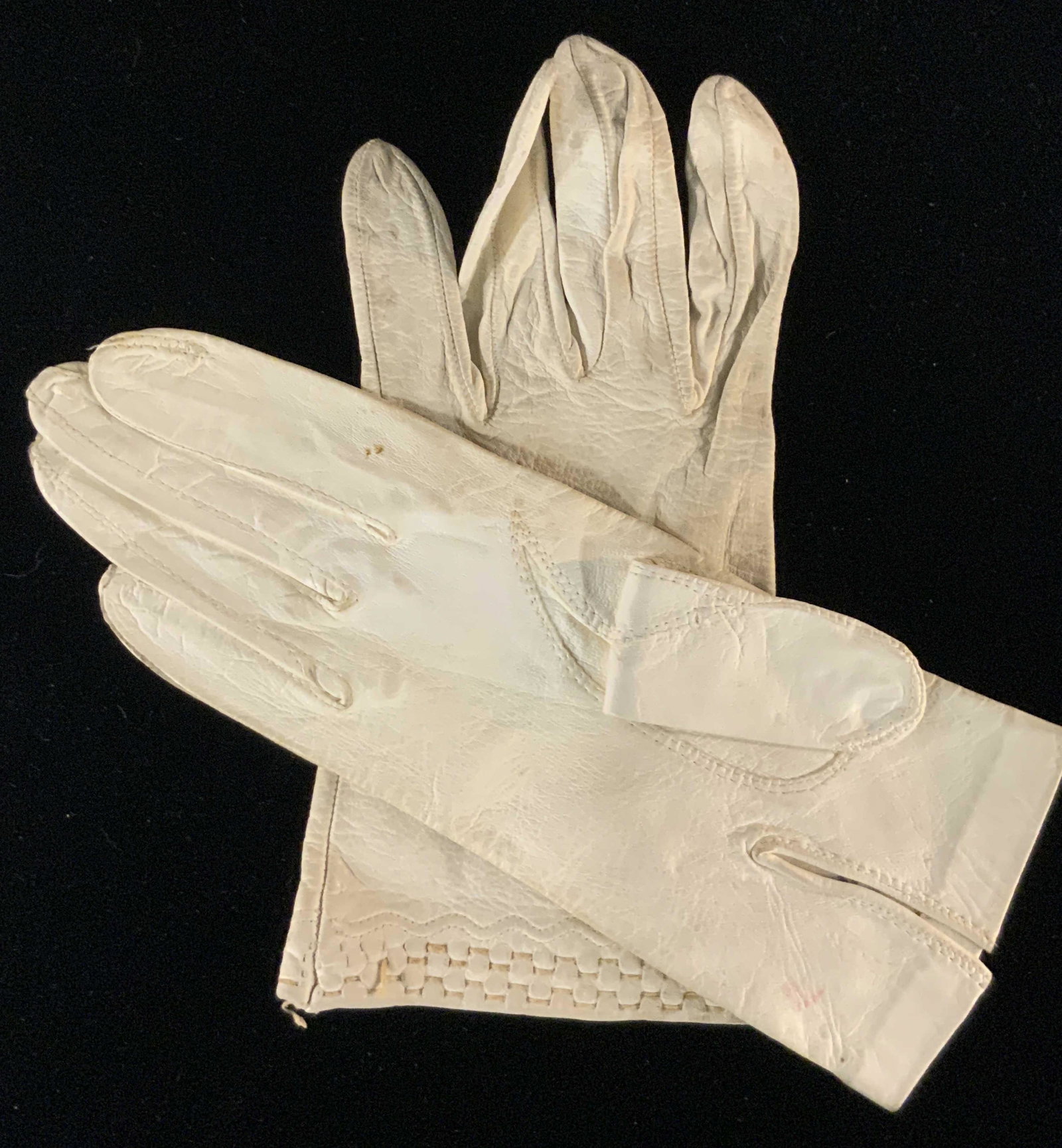 Lot 6 Vntg APICELLA & More White French Gloves: Six pairs of white / cream colored ladies gloves. Most are vintage. Some possess floral embroidery or pierced leather accents. Gloves are leather, faux leather, and blend materials. Some are signed: A