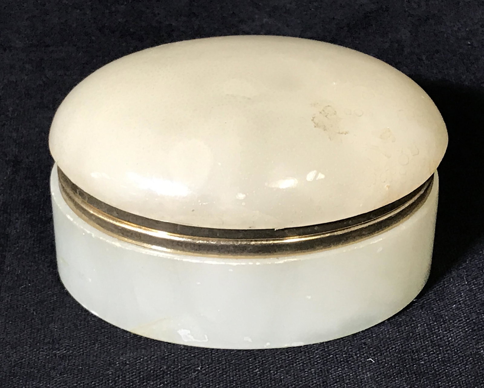 G.S.E OTTONE GARANTITO Green Alabaster Pill Box: Green Alabaster trinket box, made of a green alabaster with a gold toned metal clasp, measures 1.75 inches tall and 3.25 inches wide, text to side reads ‘G.S.E Ottone Garantito’, Green Alabaster, 