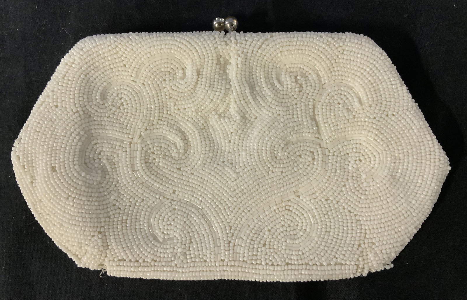 White Beaded Women’s Clutch, Japan: White Beaded Women’s Clutch, Japan, label to interior reads ‘hand made in Japan’, measures 4 3/4 x 8 3/8 inches, some beads are loose but overall in good condition, Beadwork, women’s fashion,