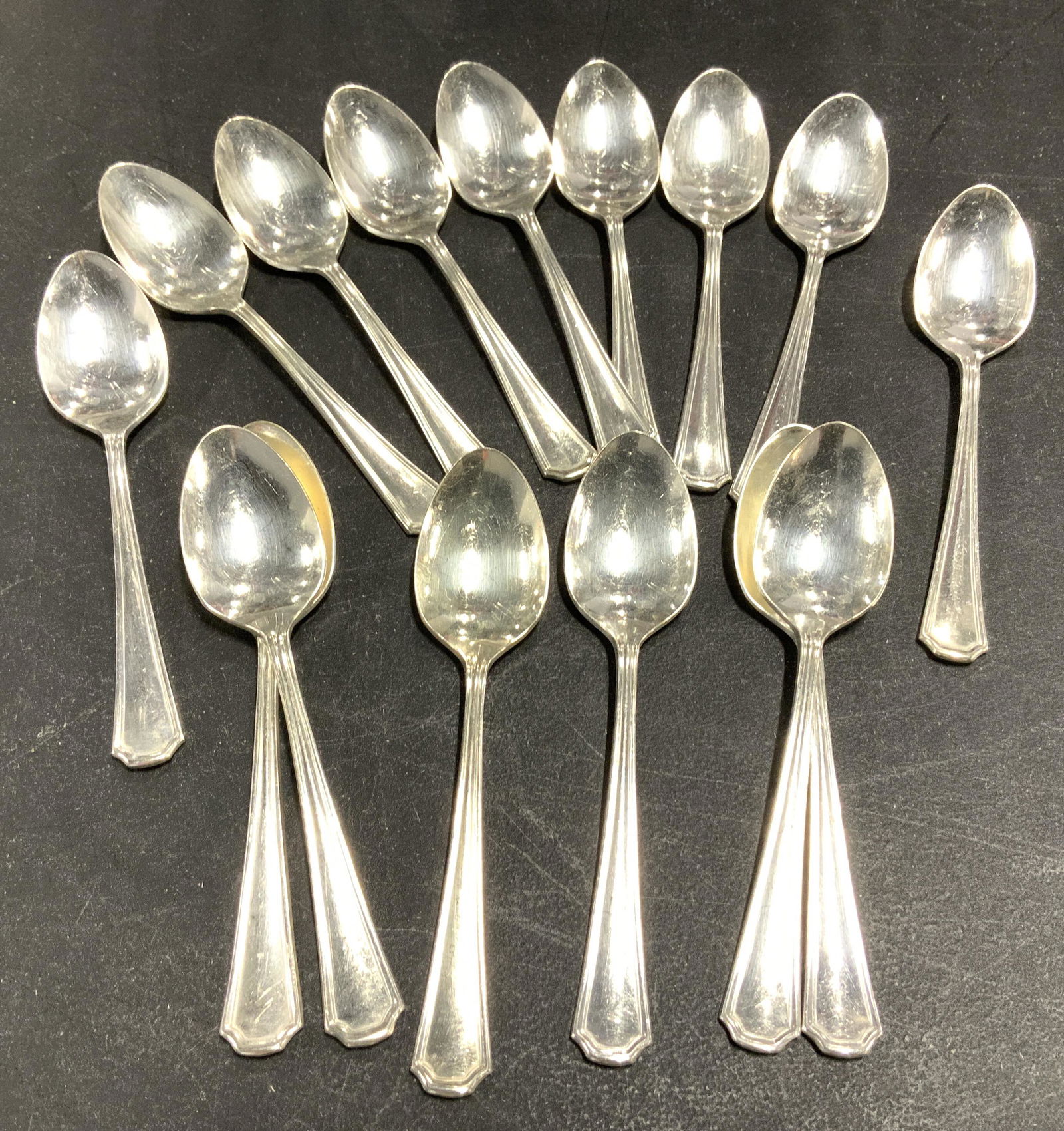 Set 15 ONEIDA SILVER PLATED TEA SPOONS: Shiny bright silver plated Tea spoons. Hallmarked ONEIDA SILVERSMITHS, a collectible. Other flatware pieces to this set up for auction. Spoons 5.5 in. Hollowware, Plated Serving Hollowware, silver pla