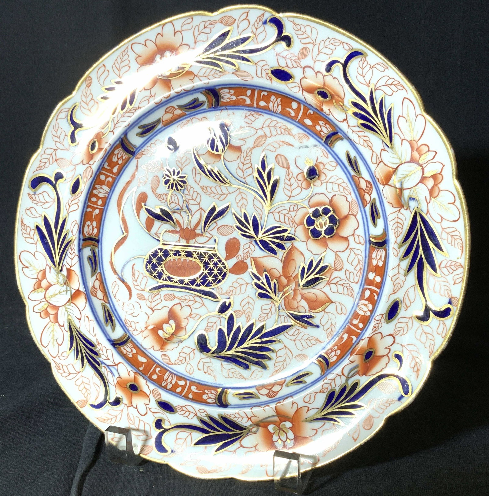 ASIAN Amari Vntg Gilt Hand Painted Porcelain Plate: Orange and cobalt blue Asian style decor hand painted on crisp white porcelain , scalloped rim, outlined in gilt, 9.5 in. Use for wall decor, a serving plate, special holiday plate, more. Hand Painted