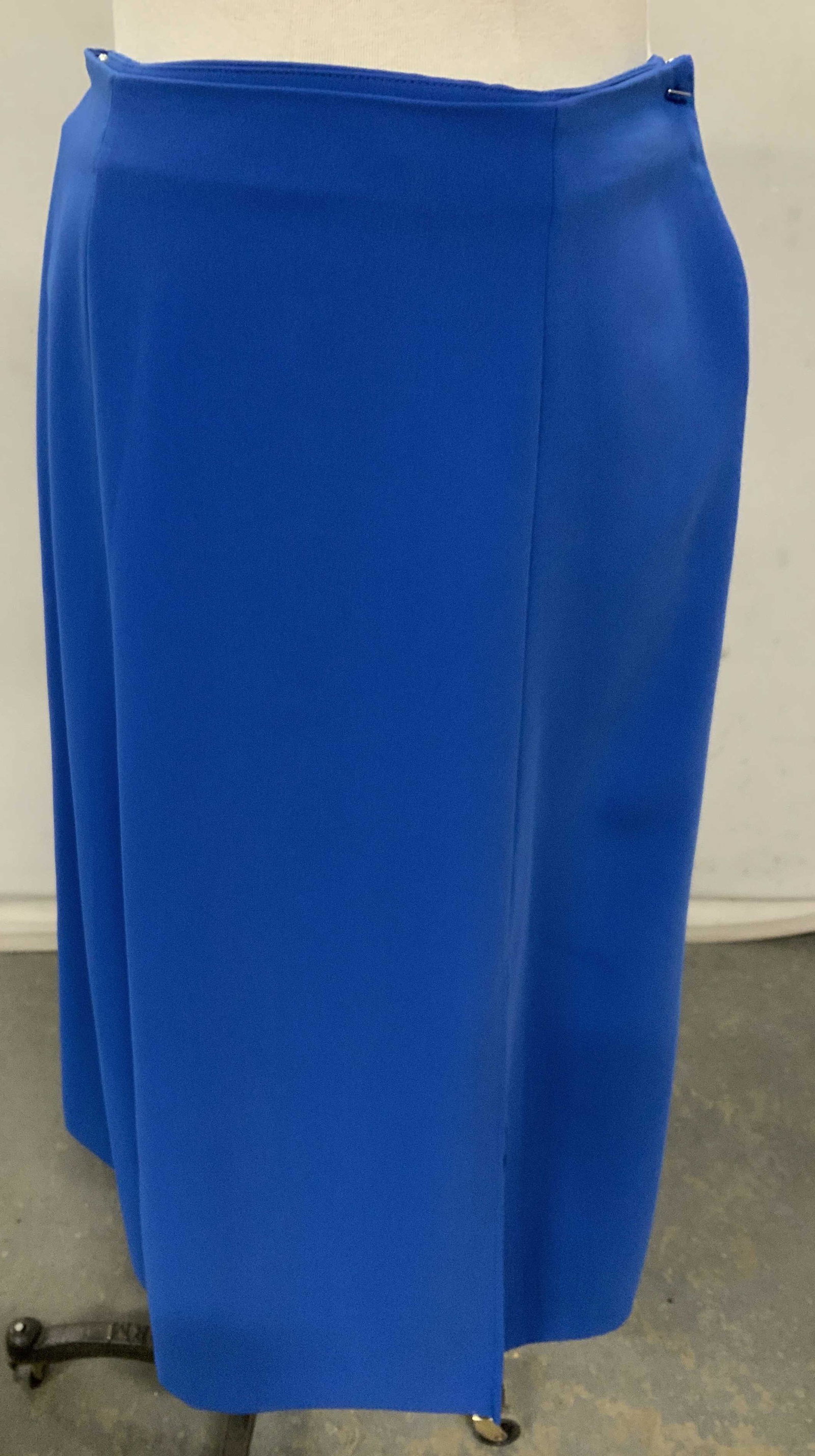 RALPH LAUREN Blue Side Slits Below Knee Skirt: Lauren Ralph Lauren Womens Side Slits Below Knee A-Line Skirt, size 6, vibrant royal blue, designer label sewn to waist with care instructions. Soft hand, 100% polyester. Invisible size zipper / hook