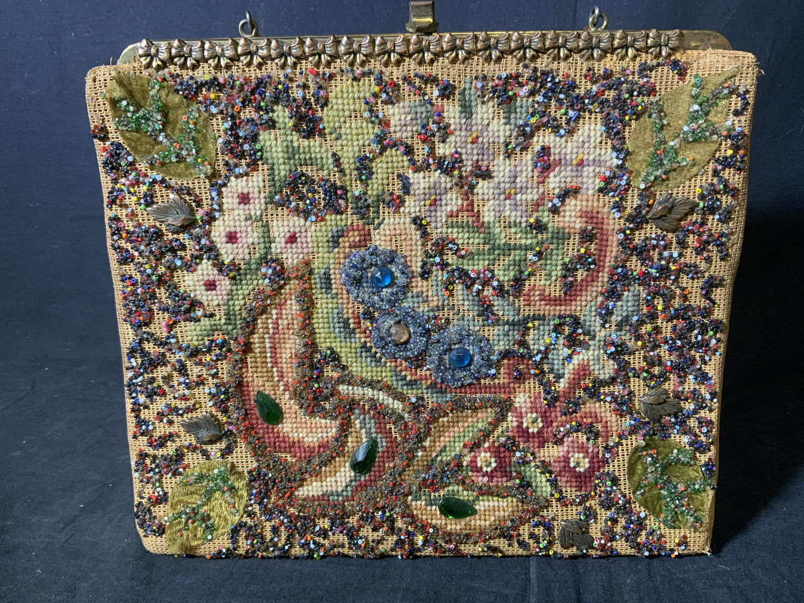 Vintage SOURÉ BAG NEW YORK Handbag Purse: Vintage woman’s hand bag. Decorated with hand beaded, seed bead designs. Metal, bow form, reticulated pattern along top of purse. Bag interior is lined with plastic, label reads as SOURÉ BAG, NEW Y