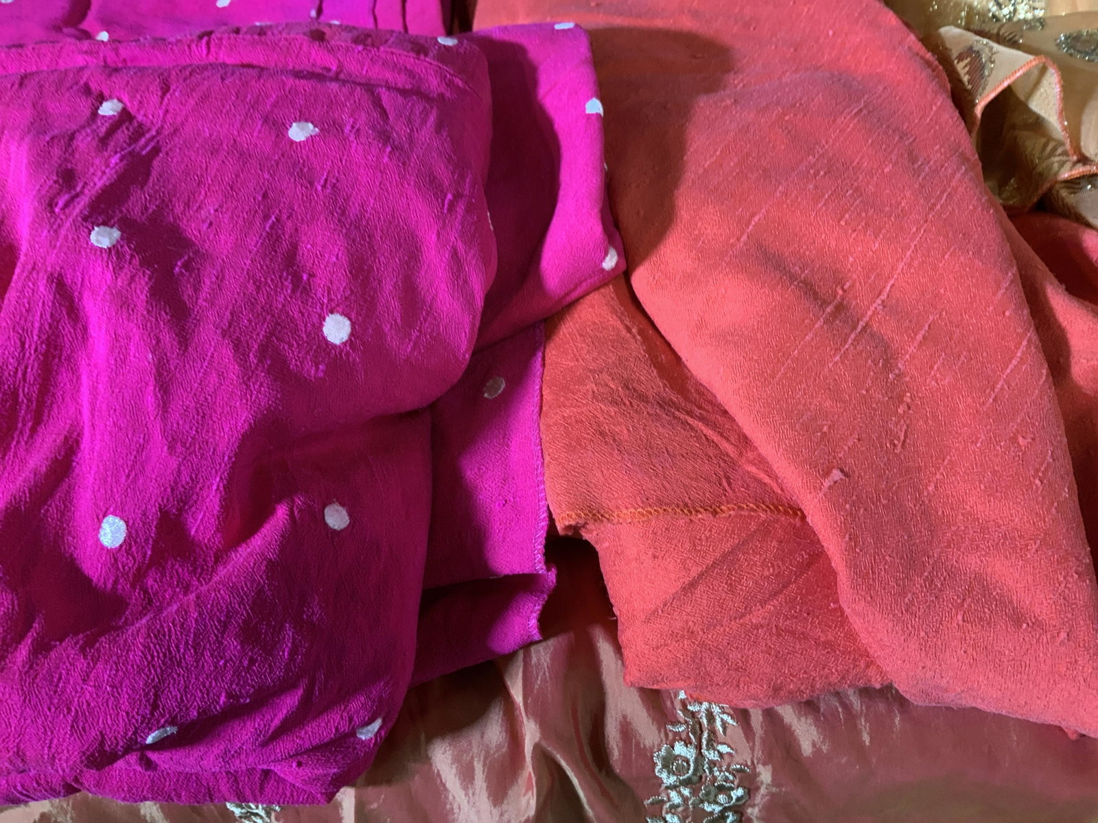 Lot 15 Colorful Party Tablecloths: Tablecloths vary from a few large round sheer shape in glitter orange with gold leaf pattern, a couple large round oranges, 1 rectangular metallic orange, and a few rectangular neon polka dot pink. Us