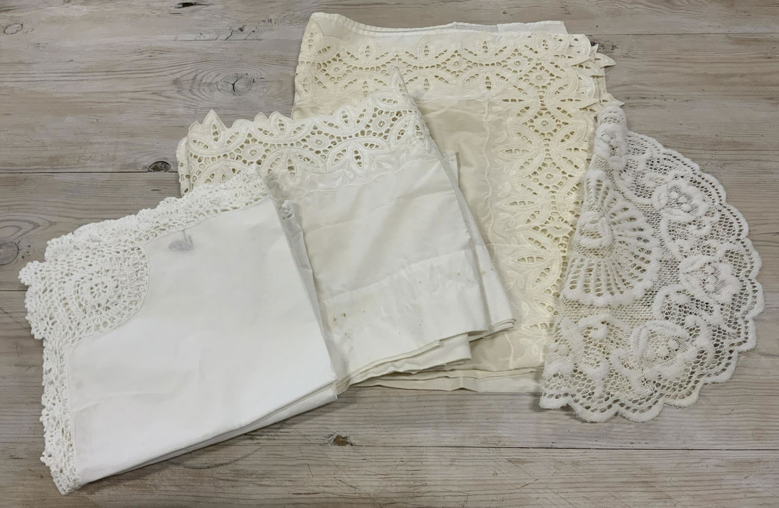 Lot 9 Linens and Window Valances: Lot 9 Linens and Window Valances, Labels read ‘100 cotton’, ‘65% Polyester 35% Cotton’, doily measures 15 1/8 inches in diameter, square shaped doilies measure 20 1/8 x 20 1/8 inches, larger v