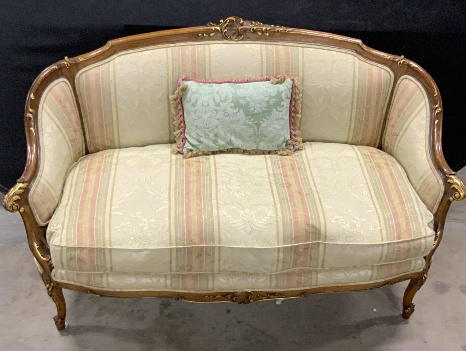LOUIS XV Upholstered Bergere Loveseat: Vintage, possibly antique loveseat with rectangular toss pillow. Loveseat has Louis XV stylings. Sofa has C scroll detail and 4 legs. Upholstery has double welting in some areas. Pillows have tones of