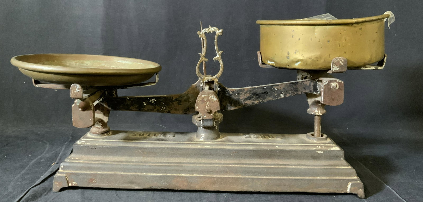 Vintage Cast Iron & Brass Scale: Vintage Cast Iron & Brass Scale, possibly antique, inscriptions read ‘Force’ and ‘5 kilos’, measures 8 1/2 inches at tallest point x 18 inches at widest point, some rusting and tarnishing to p