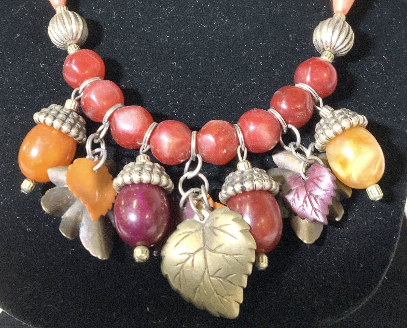 Leaf & Acorn Beaded Fashion Necklace Jewelry: Tubular beaded necklace with hook and loop clasp, dangling chest pendants of etched metal leaves and colorful acorns. Beads possibly vintage Bakelite. 16 in. Acorn and leaf motif, casual jewelry, Pend