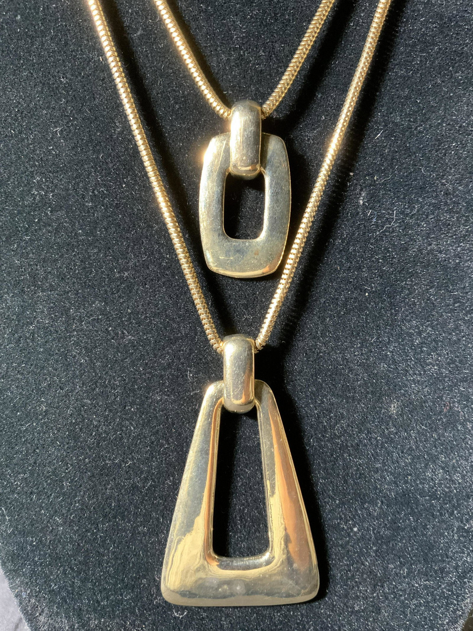 Vintage MONET Modernist Pendant Necklace, Jewelry: Vintage MONET Modernist Pendant Necklace with lobster clasp, inscription reads ‘Monet’, measures 22 1/4 inches, some surface wear to necklace but overall in good condition, Vintage, vintage jewelr