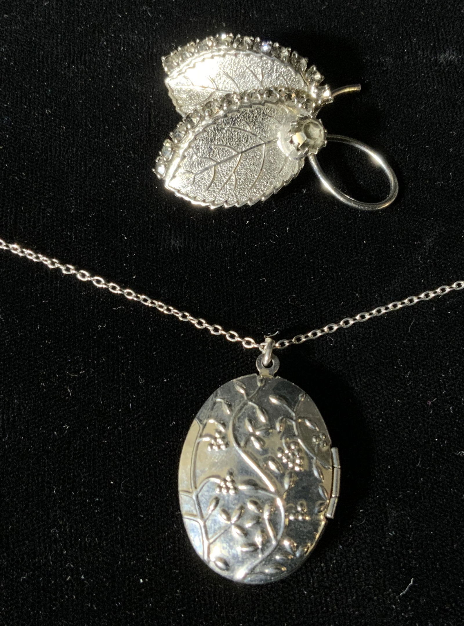 Lot 2 Locket Necklace & Pin: Lot 2 Locket Necklace & Pin, no apparent inscriptions or marks, pin measures 1 5/8 x 1 1/4 inches, necklace measures 19 7/8 inches long, locket measures 1 1/8 inches long, Locket necklace, pendant nec