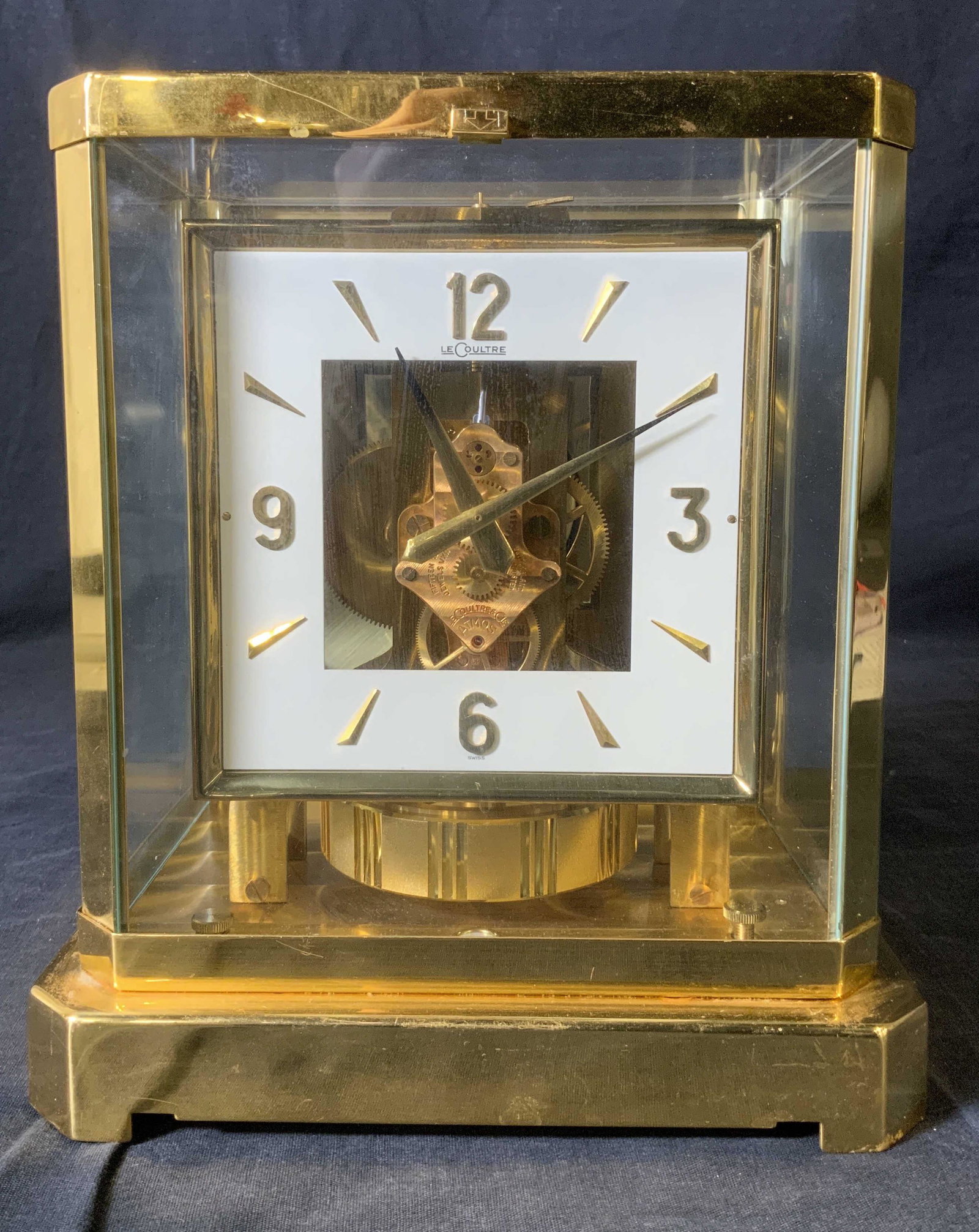 Vintage LE COULTRE Atmos Mantel Clock 1960’s: Vintage LE COULTRE Atmos Mantel Clock 1960’s, inscriptions read ‘Le COULTRE’, ‘Swiss’, ‘528’, ‘Fifteen 15 Jewels VXN’, ‘Switzerland Unadjusted Le COULTRE & Cies Atmos’, ‘287069
