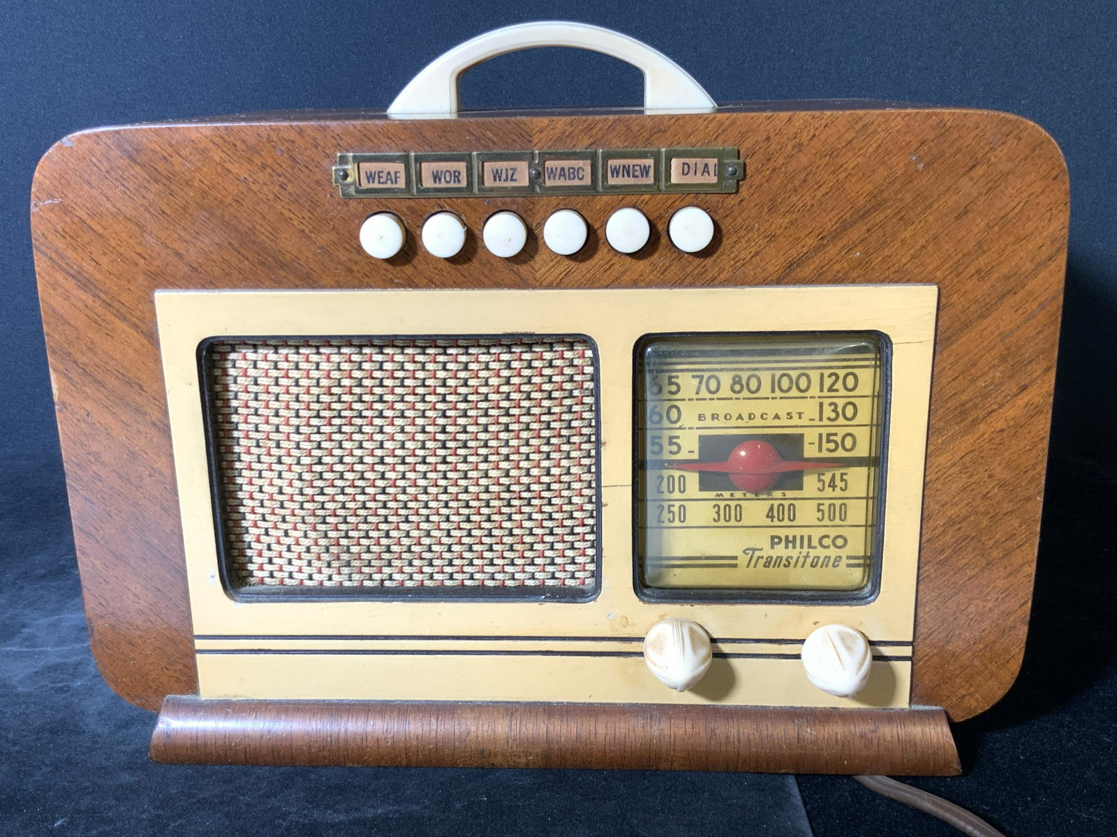Vintage PHILCO TRANSITONE PT-66 Radio, Collect: Circa 1939/1940 collectible vintage Philco Transitone Pt-66 tube radio. Piece has a wooden case with, possibly Bakelite, beige push buttons and knobs. Created in the USA, Philadelphia. Face of radio r