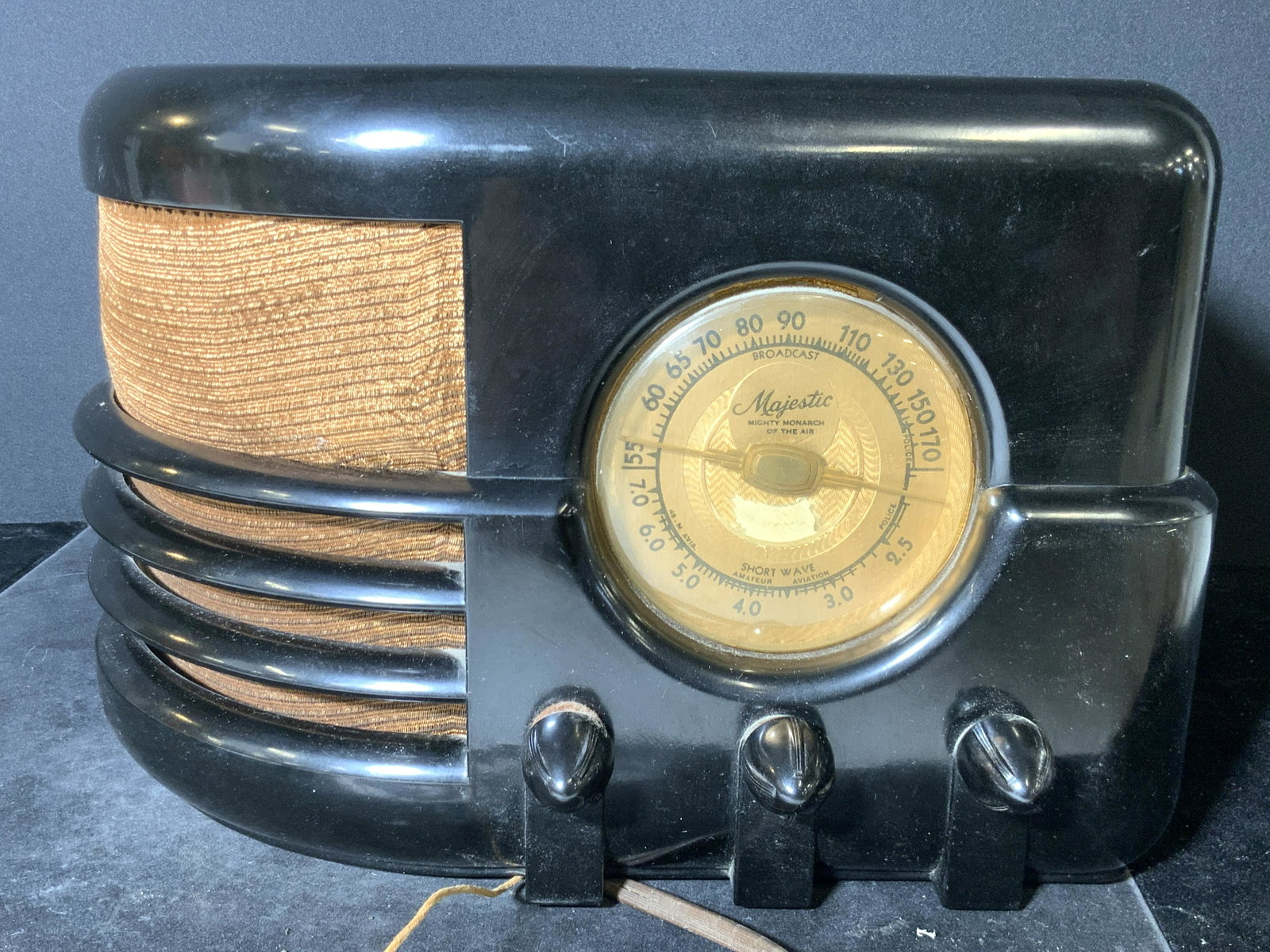 Vntg MAJESTIC M. Monarch Bakelite Radio, Model 55: Collectible Mighty Majestic Monarch Of The Air Short Wave radio. Manufactured by Majestic in 1937-1939. Piece is crafted from black hued Bakelite. Piece has original sticker on obverse. Reverse depict