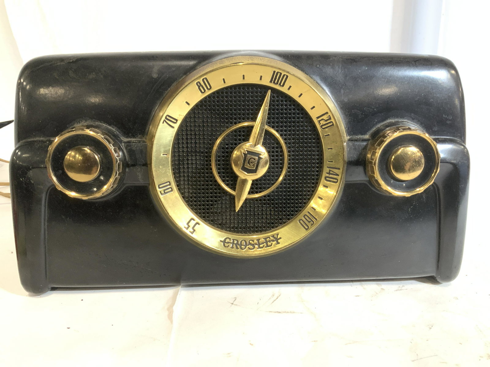 Collectible CROSLEY 10 136-E ART DECO VNTG RADIO: This is a 1950 CROSLEY AM Broadcast Radio made of Bakelite , ebony and gold case. Dimensions 12.9 x 6.9 x 7 inch. Style is Art Deco. Hallmarked on underside CROWLEY MANUFACTURING COM Cincinnati, Oh, 1