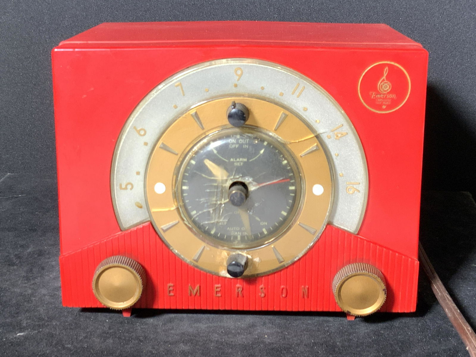 Vintage Retro Red EMERSON 724 Series D Clock Radio: Circa 1953 vintage red Emerson Model 724 Series D collectible clock radio. Exterior reads EMERSON and EMERSON RADIO AND PHONOGRAPH CORPORATION, NY USA. Underside has partial original sticker. Primaril