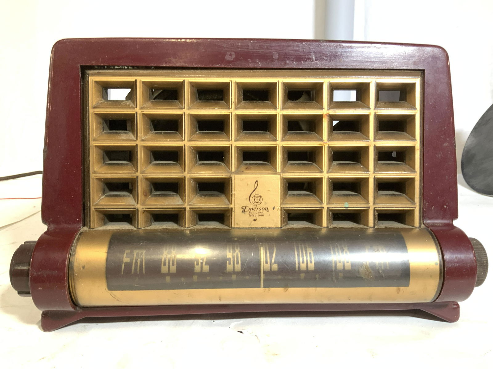 1950 Collectible EMERSON 602C FM Radio: Retro Burgundy FM only tube wavelength Radio called the Emerson Conquerer, dates from 1950, made of plastic, designed by Raymond Loewy. FM (88-108MHz) band, red antenna wire, Art Deco style. This radi