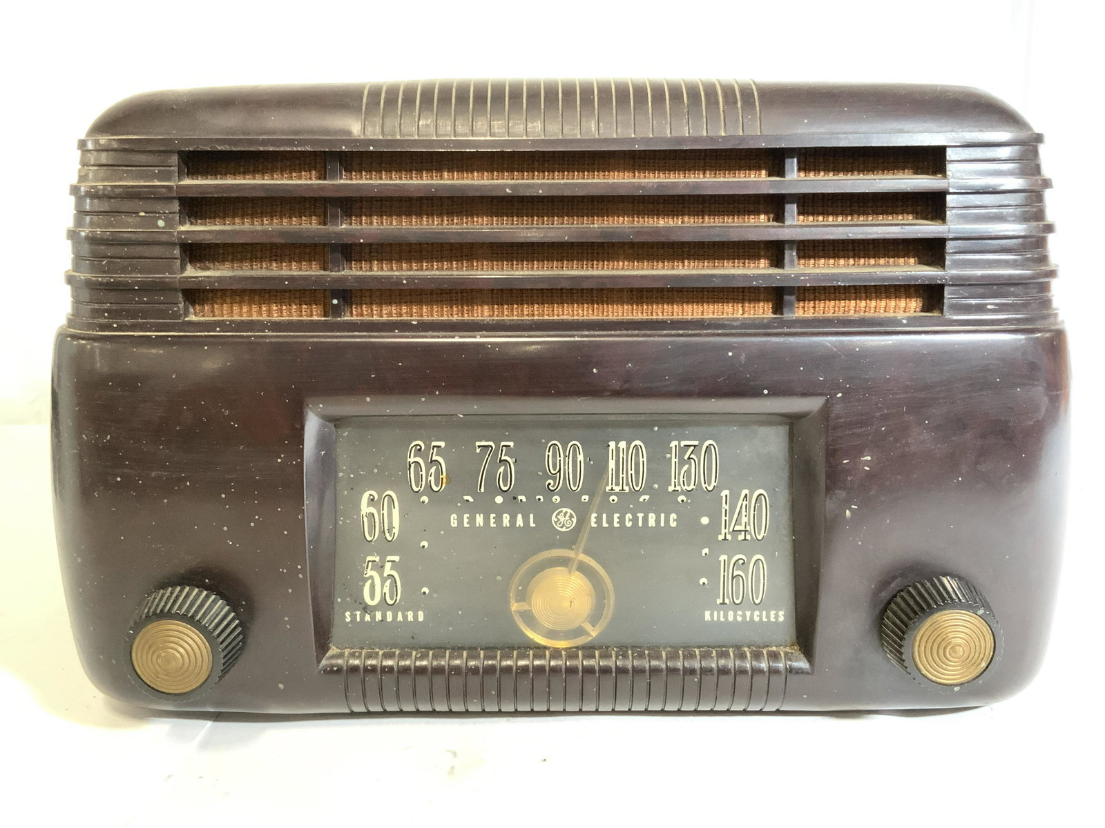 Vintage GENERAL ELECTRIC Model 200 Tube Radio: Vintage GENERAL ELECTRIC tube radio, model 200. Crafted from plastic. Measures approx 12 inches W, 7.5 inches H, and 7.5 inch deep. Front window pane reads as GENERAL ELECTRIC, sticker on back reads a