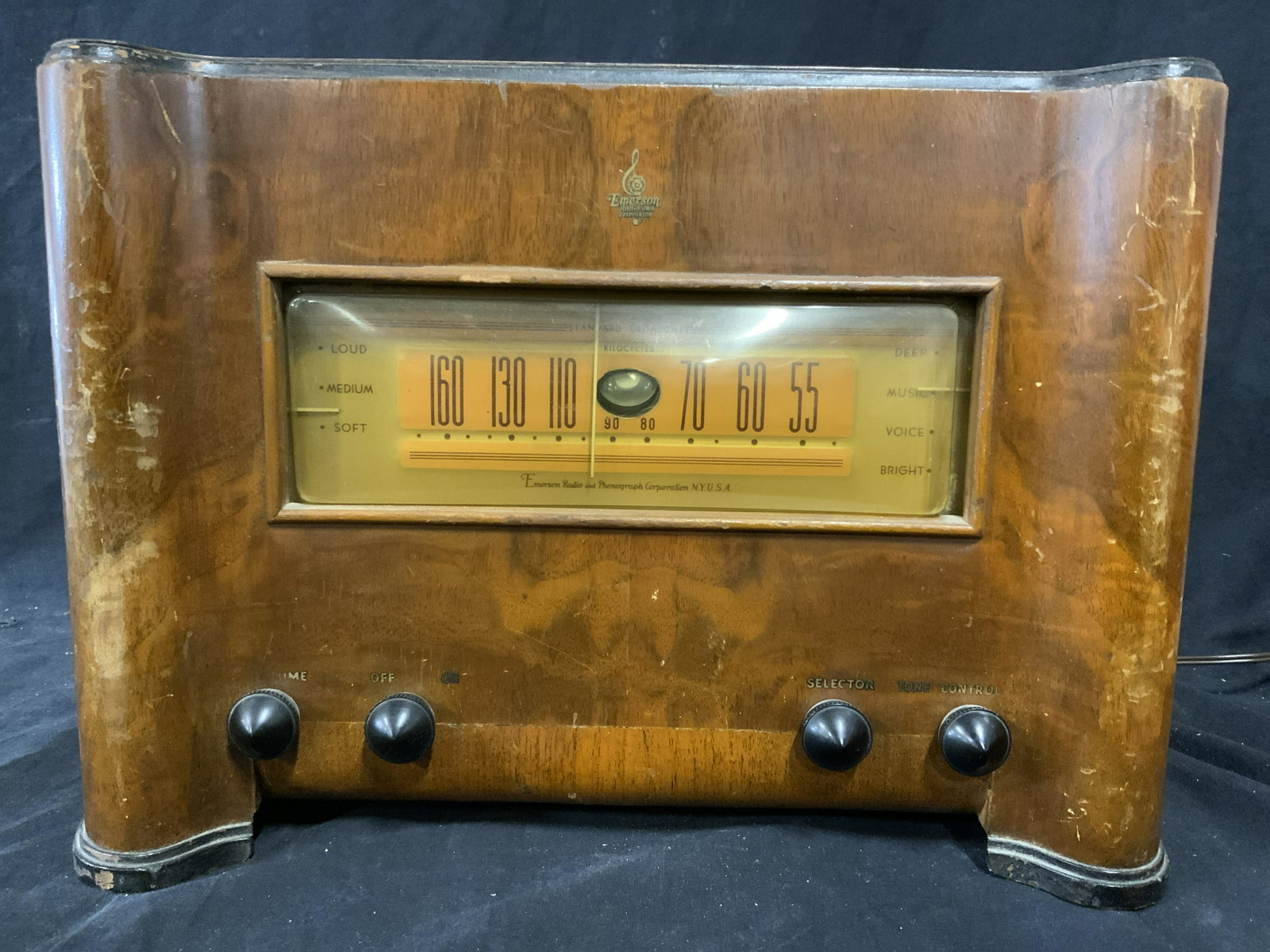 Vintage EMERSON Model DS365 Radio: Vintage EMERSON tube radio, model DS365. Wooden case, window pane is plastic, possibly Bakelite. Radio face reads as STANDARD BROADCAST, EMERSON RADIO AND PHONOGRAPH CORPORATION, NY USA. Knobs for vol