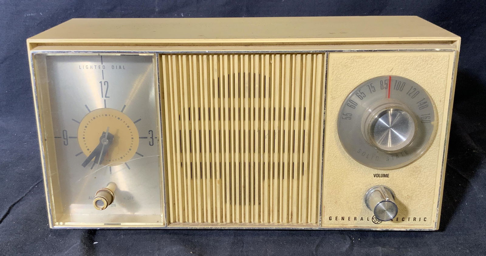 Vintage GE Alarm Clock Radio Model C-1476B: Vintage General electric alarm clock radio model c-1476B, front of radio display a clock face a volume knob and running knob, reverse of radio displays a label with information on radio including ‘G