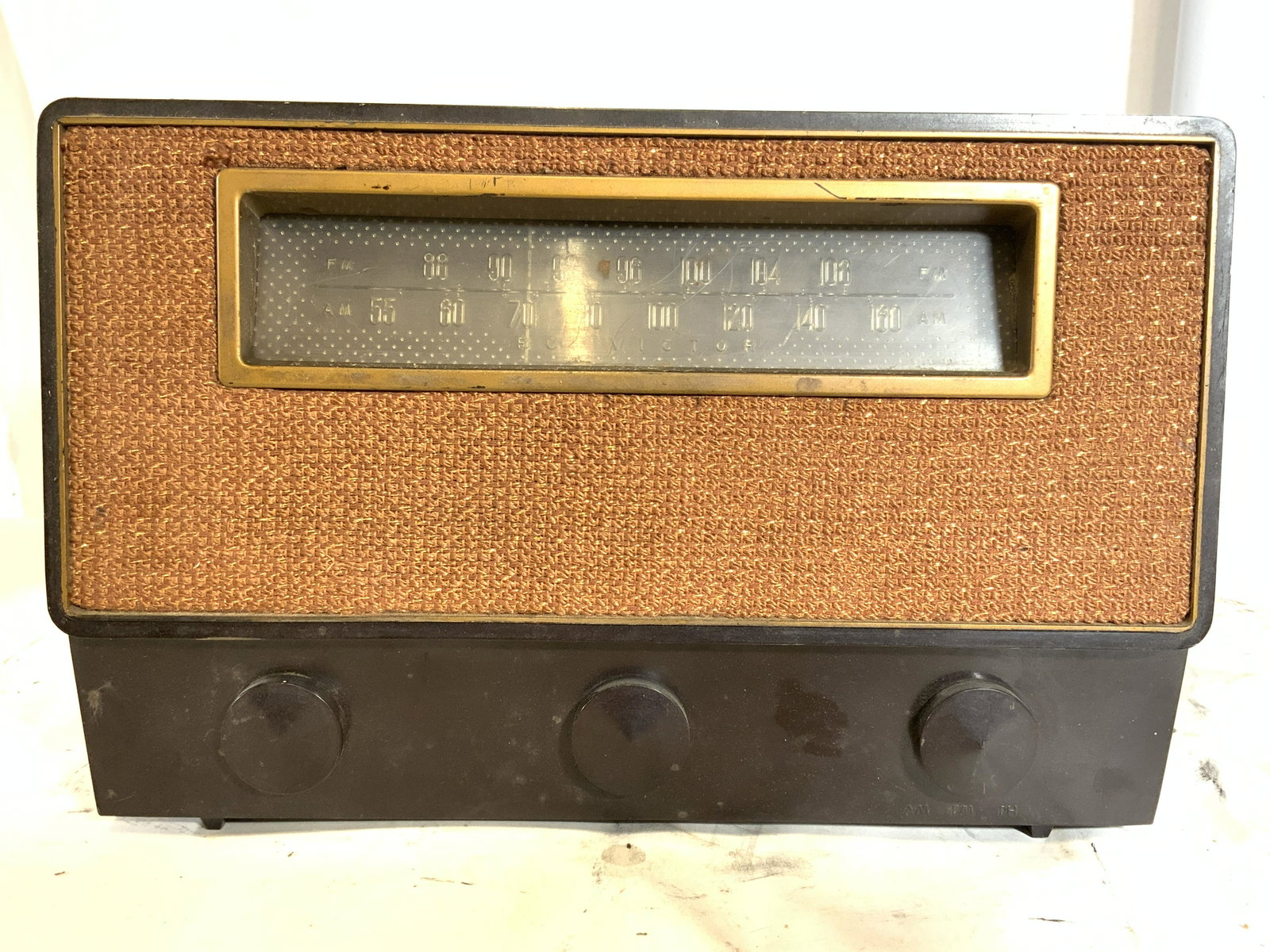 Vintage RCA VICTOR MODEL X-711 Tube Radio: Tag on underside reads RCA VICTOR MODEL X-711. Radio has 3 adjustment knobs on front. Piece is dark chocolate toned. Front of piece which appear to be speaker is copper toned. Piece measures approx 8.