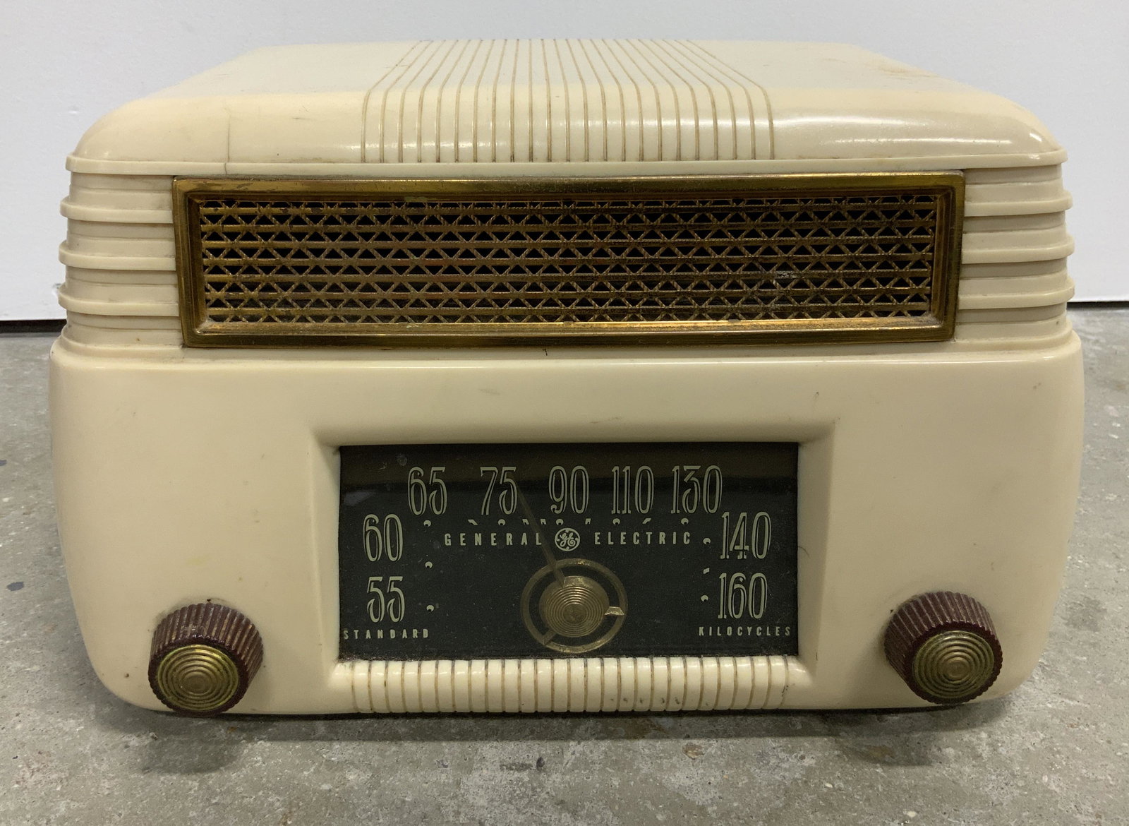 1948 Vintage GENERAL ELECTRIC Radio: 1948 Vintage GENERAL ELECTRIC Radio, inscriptions read ‘General Electric Rating Volts AC-DC 105-125 201 For best performance always use General Electric Radio Tubes’ measures 7 3/8 x 11 7/8 inches