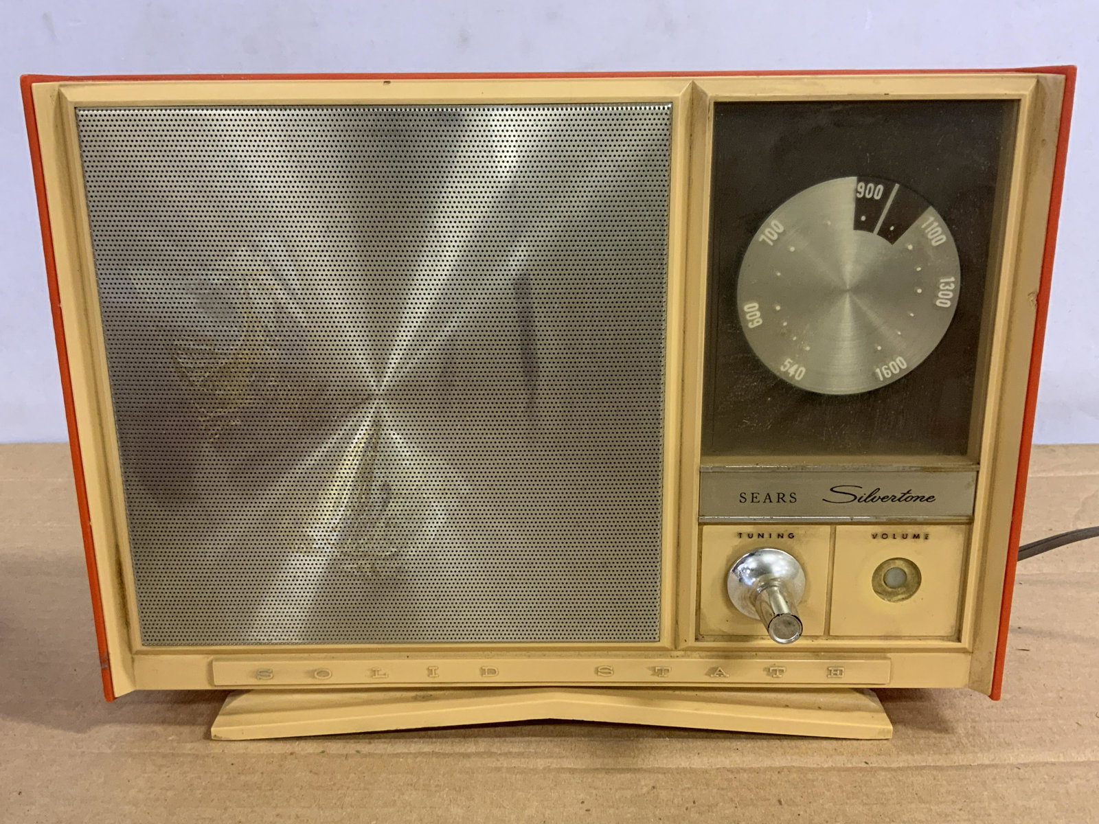Vintage SILVERTONE Tansistor Radio Model 6005: Vintage SEARS SILVERTONE radio, model number 6005. Case appears to be plastic, possibly Bakelite. Above tuning know reads as SEARS SILVERTONE, Solid State. Volume knob is absent. Label on underside re