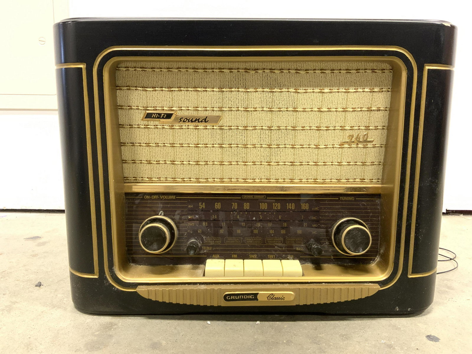GRUNDIG CLASSIC 960 1st Edition Radio: Frontside reads GRUNDIG CLASSIC. Piece has large & 2 small knobs on front side in addition to 5 cream toned buttons. Wave bandsBroadcast, 2 Short Wave plus FM or UHF. Country of origin Germany. Piece 