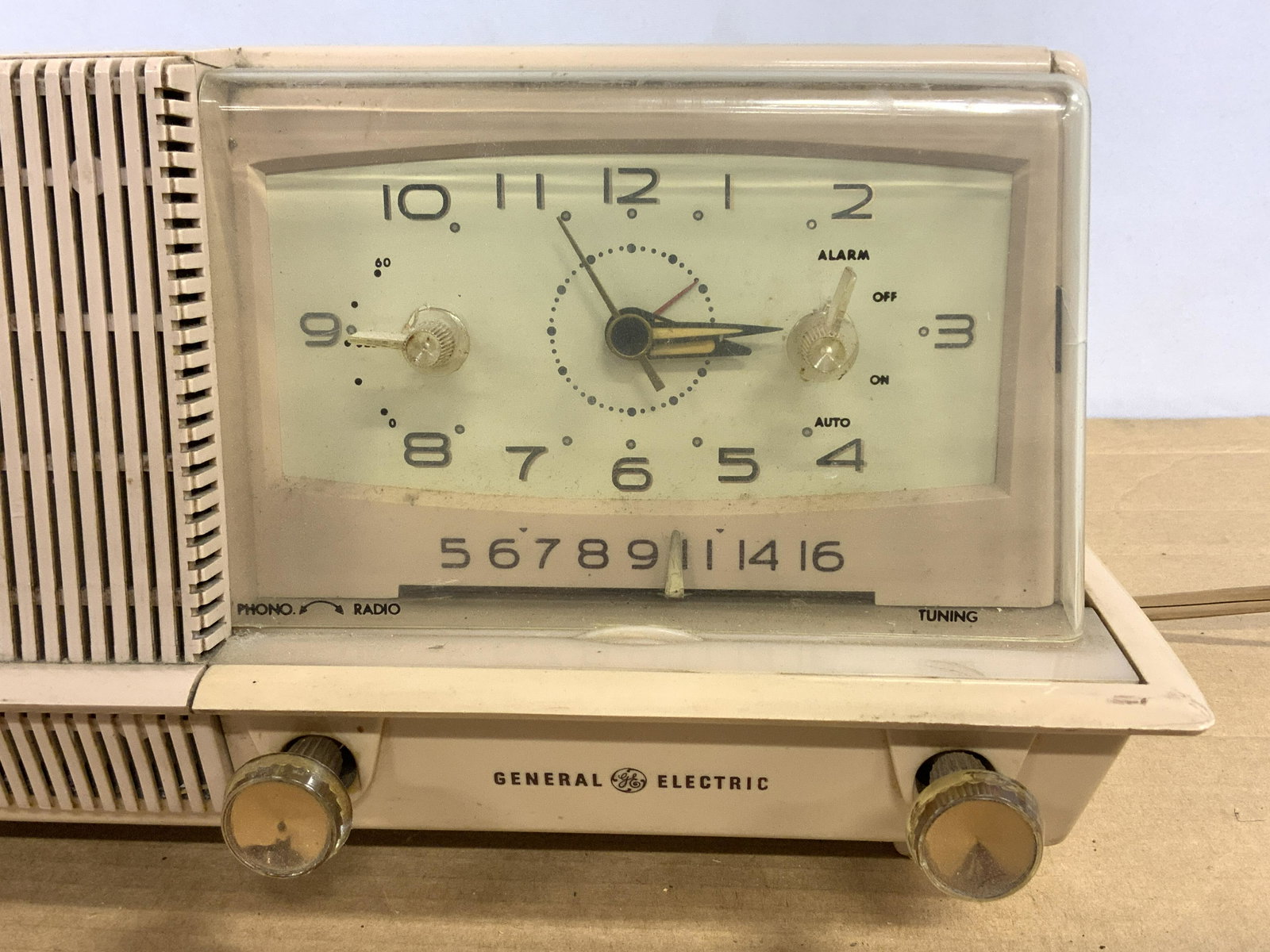 Vintage GENERAL ELECTRIC MUSAPHONIC Radio: Vintage GENERAL ELECTRIC Radio, brand is MUSAPHONIC Some surface wear to radio, not tested for functionality, measures approx 7 inches H, and 14.25 inches W, and 7.25 inches deep. Property of multi ge