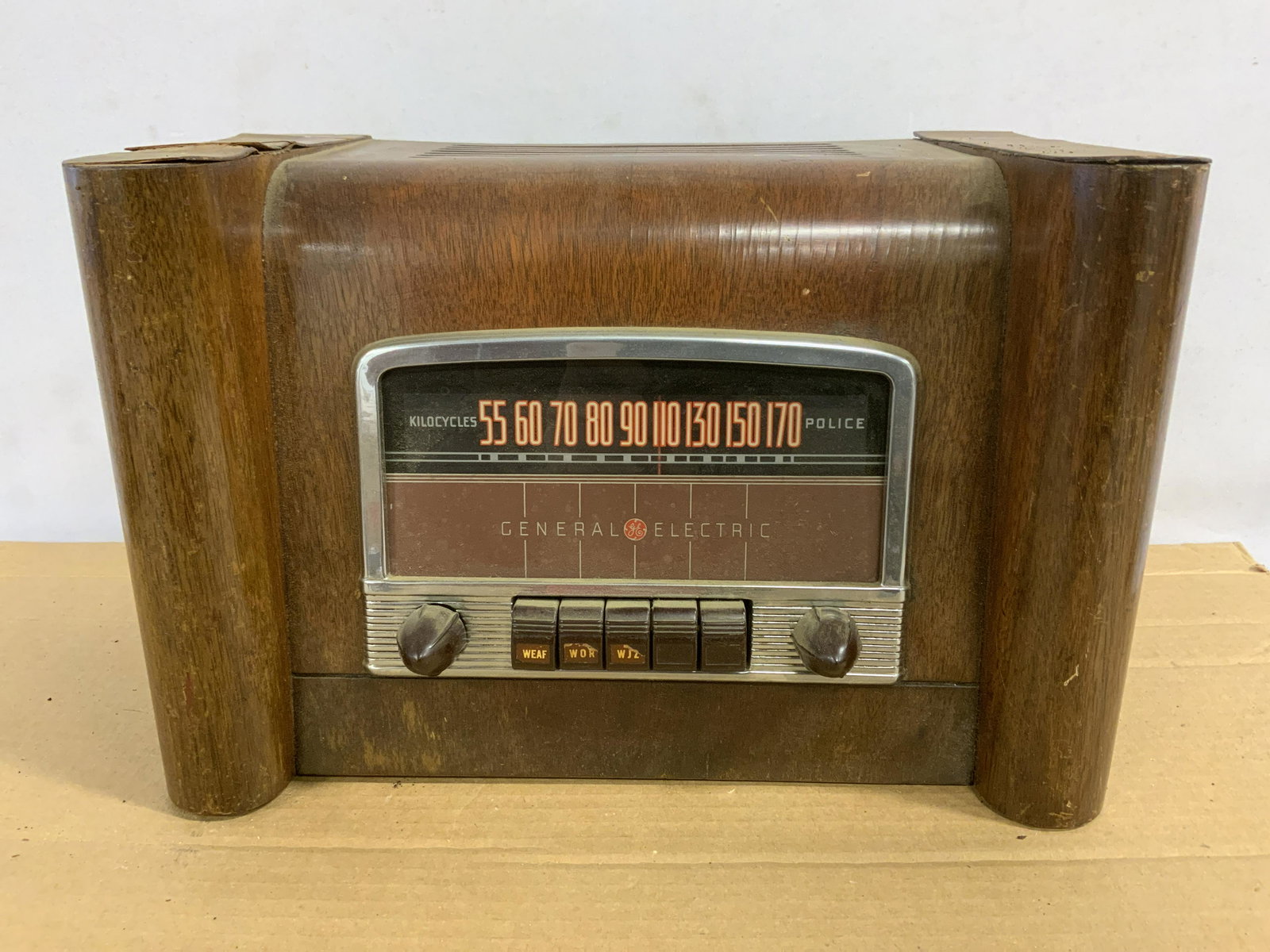 Vintage L660 GENERAL ELECTRIC Tube Radio: Musaphonic brand, by GE, released circa 1942. Case is wooden. Measures approx 13 inches w x 8.5 inches h x 8 inches d. Label on underside reads as GENERAL ELECTRIC GE RADIO L-660, as well as additiona