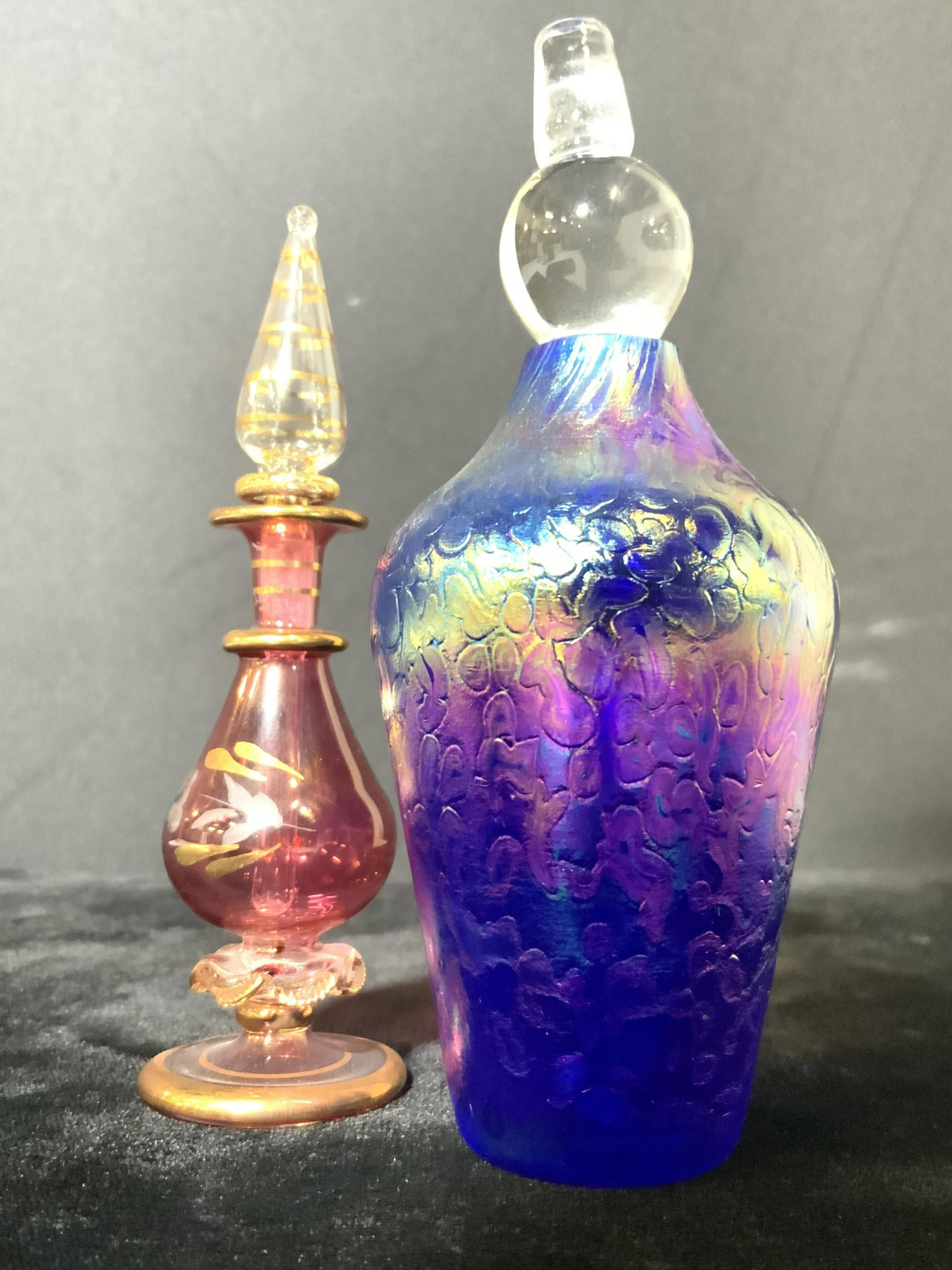 2pc Glass Perfume Bottle & ROGER VINES More: Two art glass perfume bottles. One piece is crafted and signed Roger Vines. A glass artist for nearly 50 years and is many public and private collections. The Roger Vines piece is the lustrous Aurora 