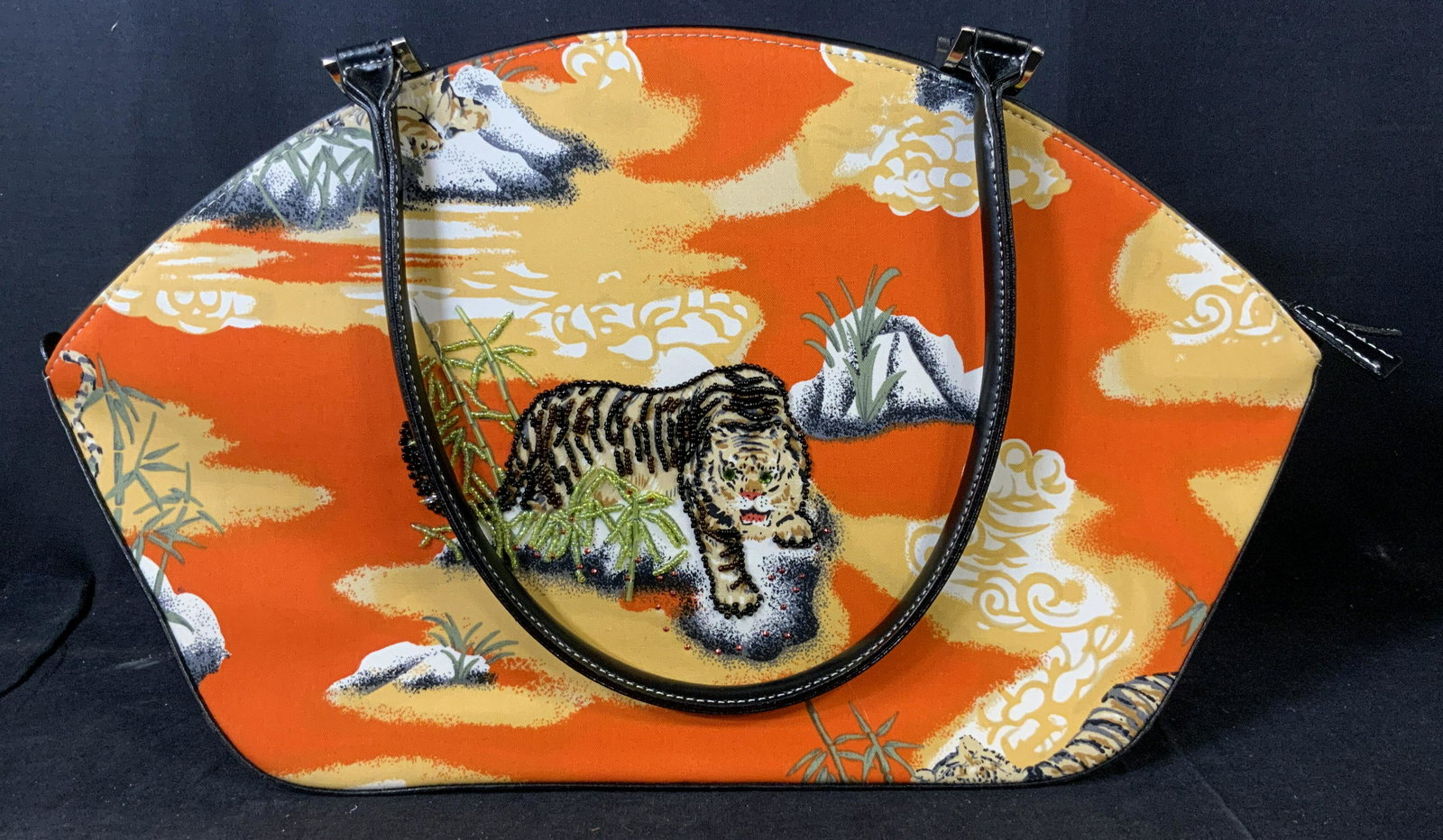 Women’s Handbag with Beadwork Tiger Motif: Women’s Handbag with Beadwork Tiger, no apparent inscriptions or labels, measures 10 x 19 1/4 inches, 8 drop measures 3/8 inches, some beadwork missing and surface wear but overall in good condition