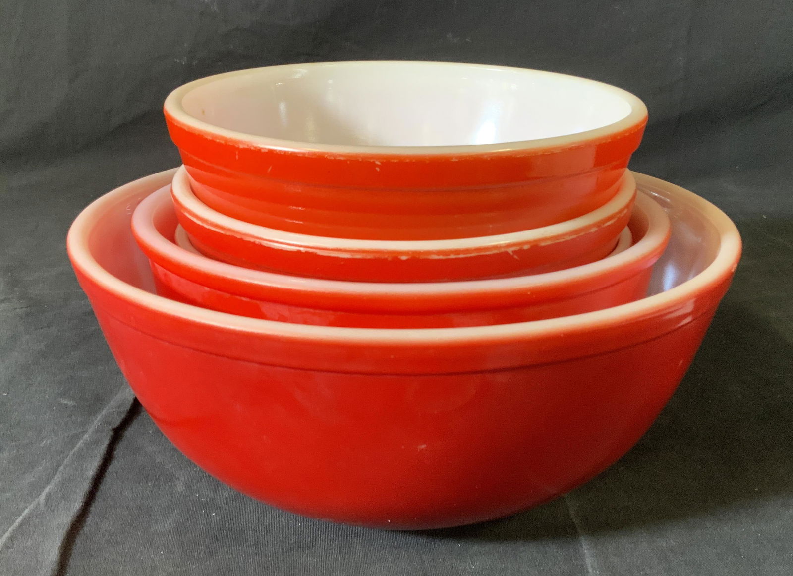 Lot 5 PYREX & FIRE KING Mixing Bowls: Lot 5 PYREX & FIRE KING Mixing Bowls, circa 1950’s and 1960’s,inscriptions to base reads ‘402 1 1/2 qt Trademark 8 Pyrex R Made in USA Ovenware’ and ‘Oven Fire King Ware 20 Made in USA’, s