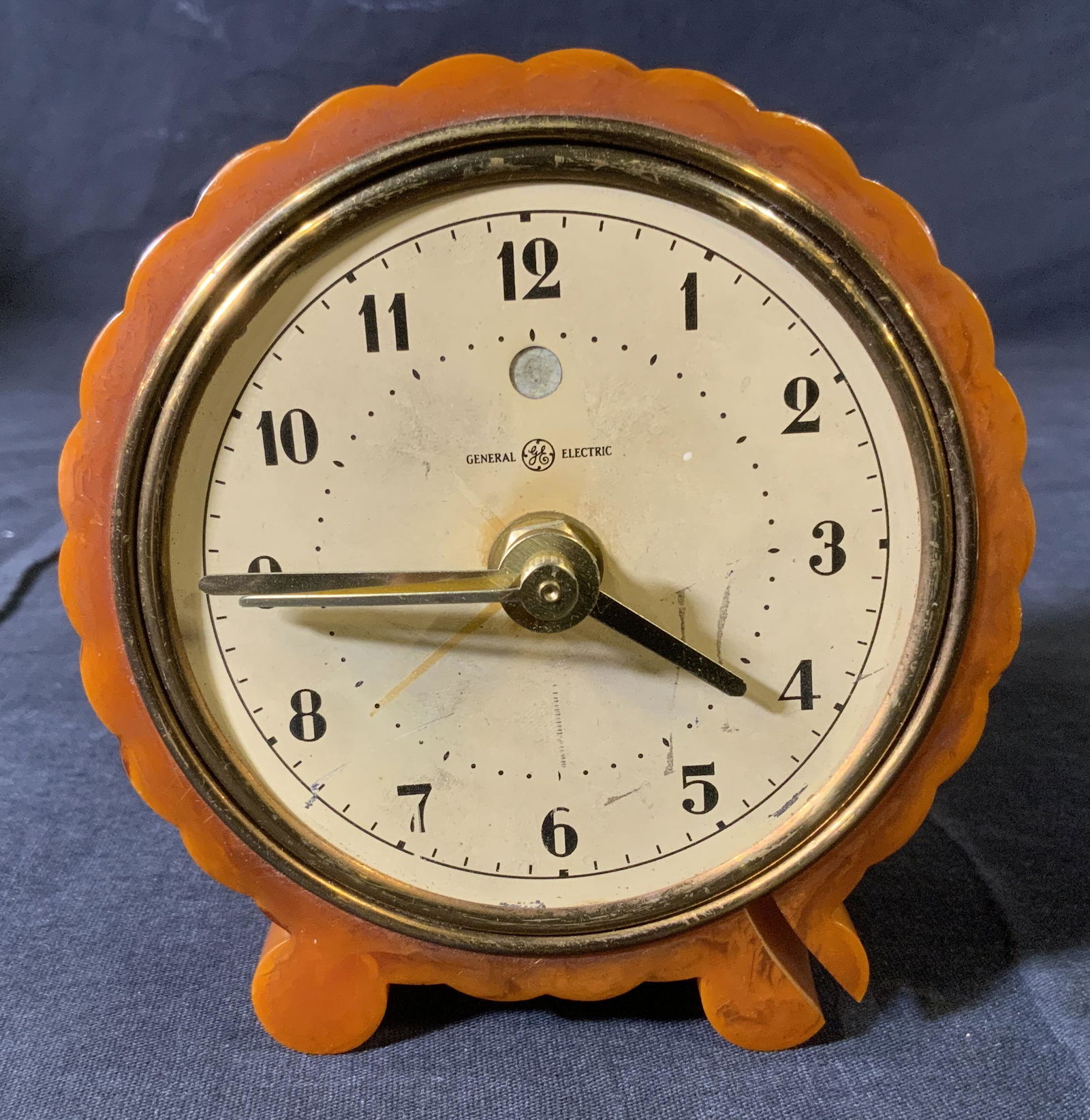 Vintage GENERAL ELECTRIC Catalin Clock 1930’s: Vintage GENERAL ELECTRIC Calatin Clock 1930’s, inscriptions read ‘General Electric Clock Model 7H80 Volts 100/125 CYC 60 W2’, measures 4 1/2 x 4 1/8 inches in diameter, crack, chips, and surface