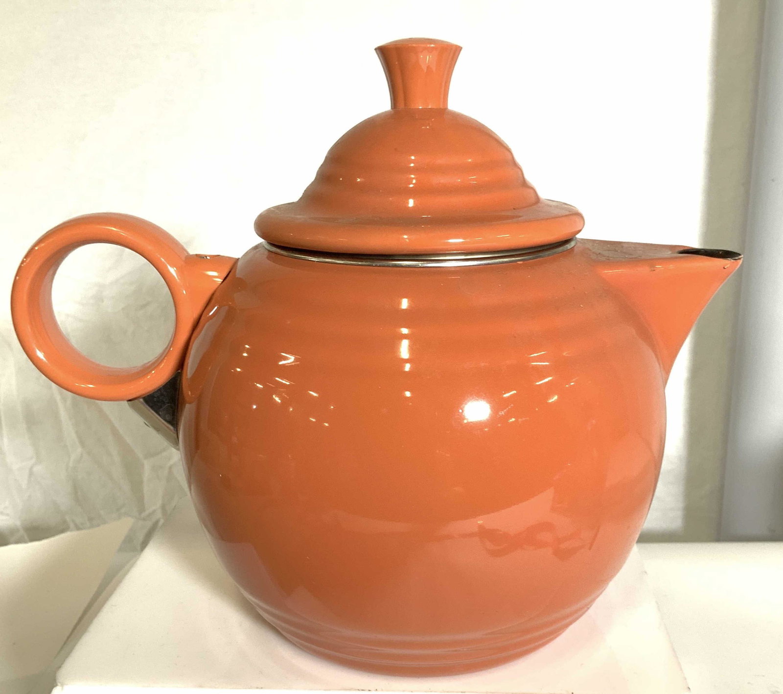 FIESTSA MODERN ENAMELWARE Tea pot: Vintage coffee or hot water pourer with insulated lid for hot beverage. Marked Fiesta on verso. interior metal, Exterior coral colored Toleware. Pot measures 10 x 8 in. Properly of Multi Generation Br